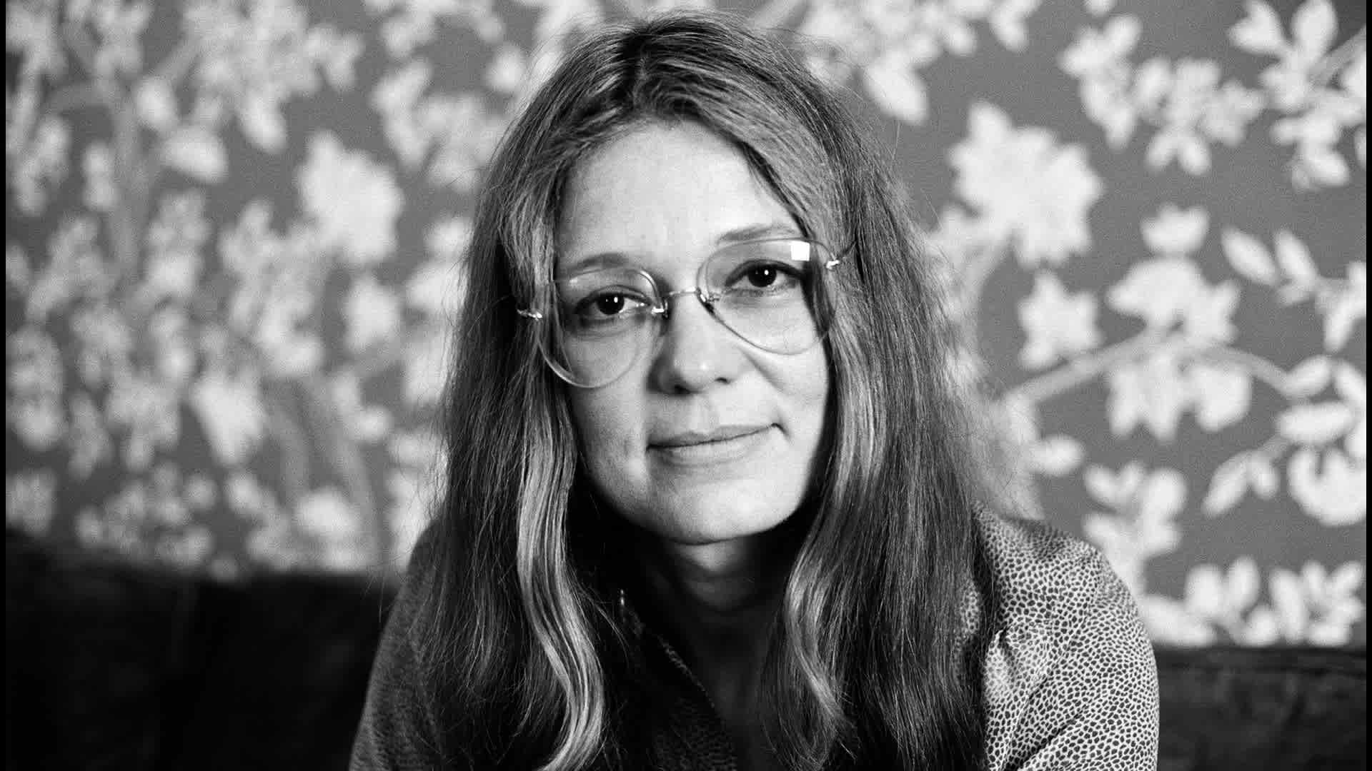 Portrait of American feminist leader and author Gloria Steinem in a room at a Holiday Inn, San Francisco, California, November 1977. (Photo by Janet Fries/Getty Images)