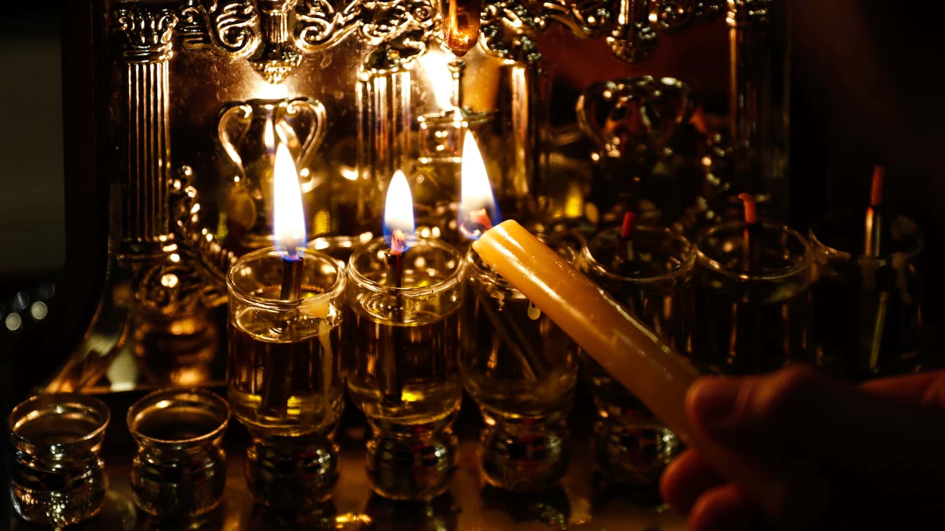 Hanukkah, How to Light the Menorah, Hanukkiah