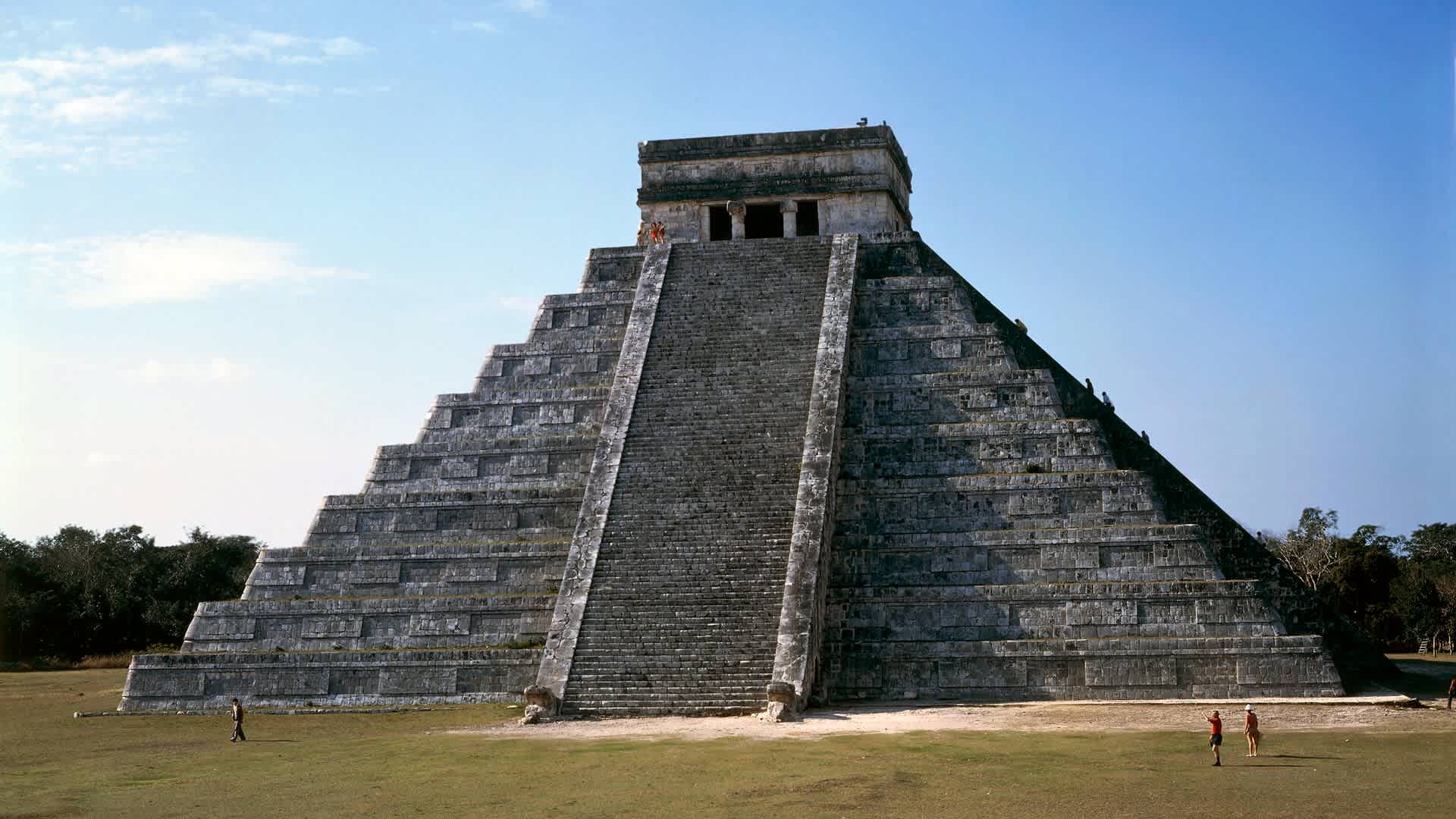 Mexico, Yucatan, Chichen Itza, Maya and Toltec archaeological site Kukulkan Pyramid, aka the 'El Castillo' (the Castle)UNSPECIFIED - CIRCA 1900: Mexico - Yucatan - Chichen Itza, Maya and Toltec archaeological site (UNESCO World Heritage List, 1988). Kukulkan Pyramid, aka the 'El Castillo' (the Castle). 11th century. (Photo By DEA PICTURE LIBRARY/De Agostini via Getty Images)