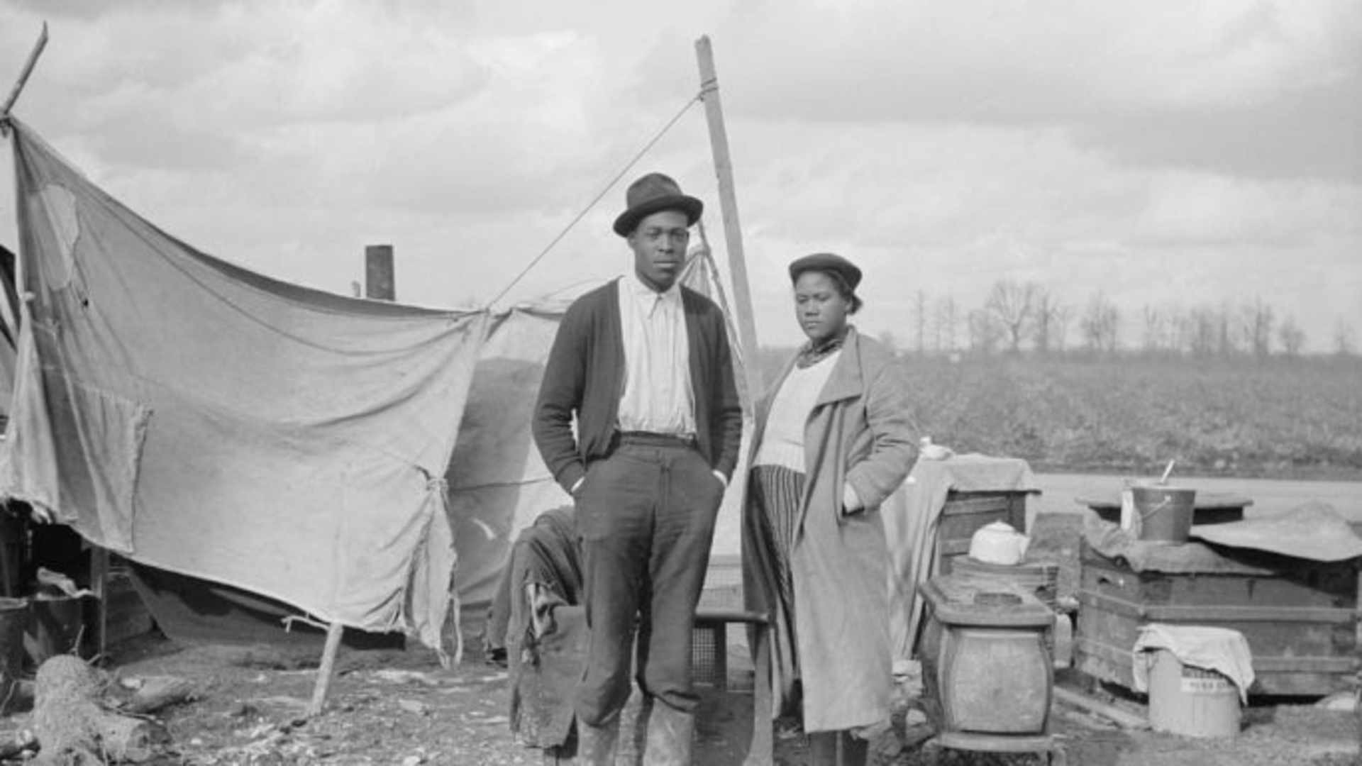 Evicted sharecroppers along Highway 60, New Madrid County, Missouri, 1939. (Credit: Arthur Rothstein/FSA/The Library of Congress)
