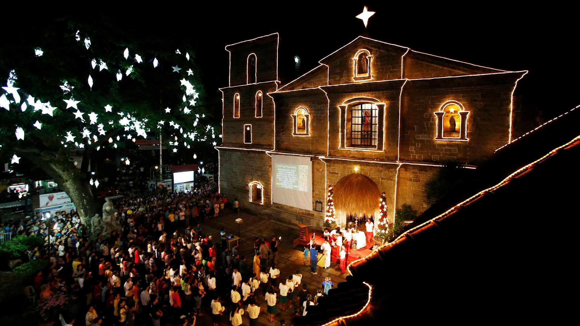 Devotees take part in the first of a nine-day pre-dawn mass, locally called "Misa de Gallo", before Christmas at a church in Las Pinas, Metro Manila December 16, 2014. The pre-dawn mass is considered one of the most popular traditions among Filipinos during the Christmas season, the longest holiday celebration in the predominantly Roman Catholic country. REUTERS/Erik De Castro (PHILIPPINES - Tags: RELIGION SOCIETY) - Image ID: 2CWE684 (RM)