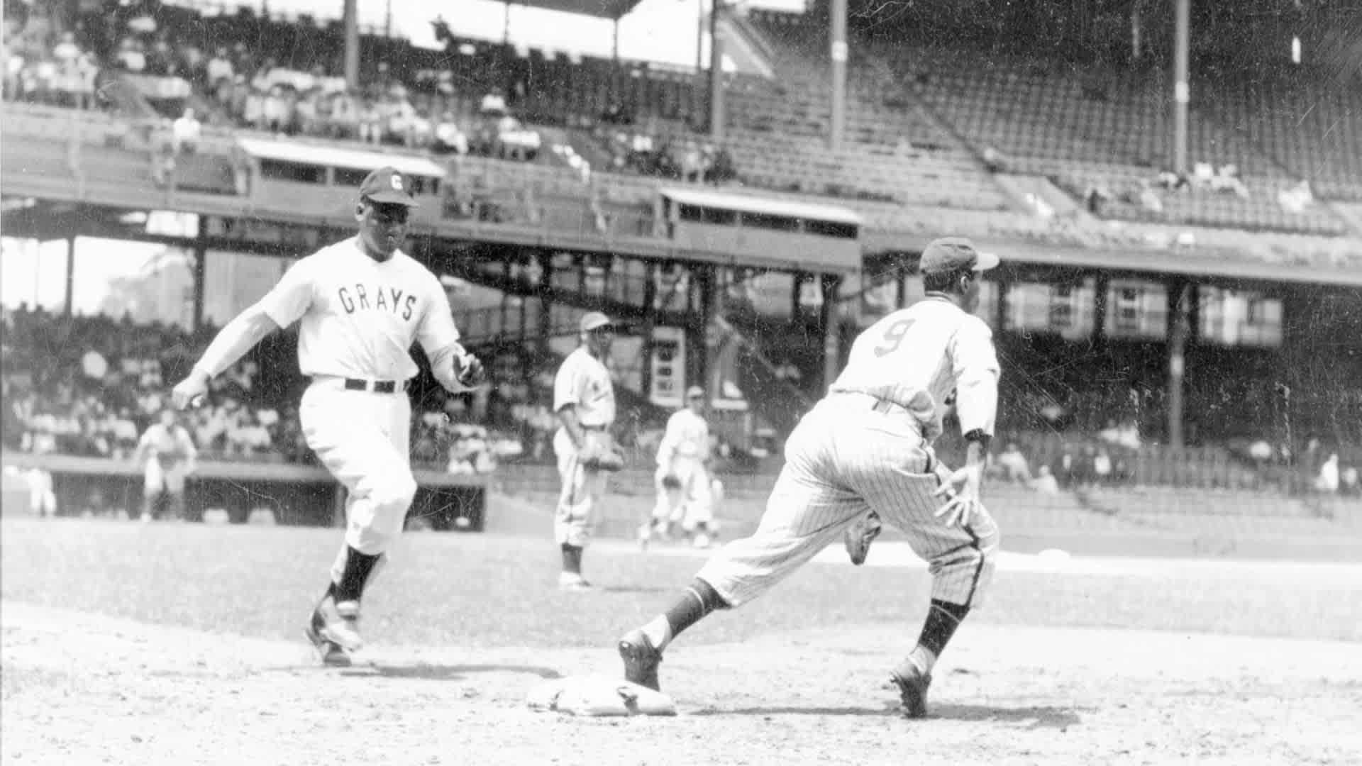 Buck Leonard of the Homestead Grays dashes to first during a 1940 Negro League game against the New York Black Yankees.