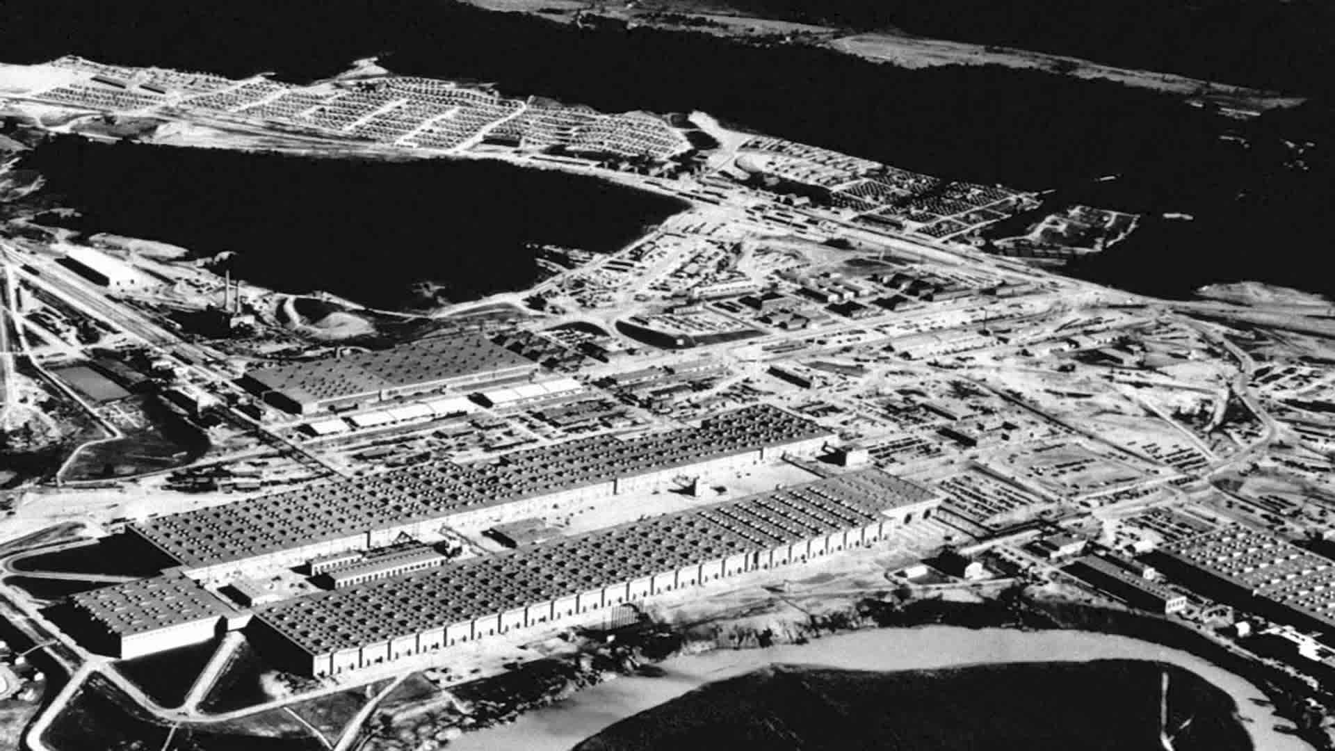 Manhattan Project The giant 44 acre K-25 plant in Oak Ridge, Tennessee, USA, where the uranium for the first atomic weapon was produced. 1945. The town of Oak Ridge was established by the Army Corps of Engineers as part of the Clinton Engineer Works in 1942 on isolated farm land as part of the Manhattan Project. The site was chosen for the X-10 Graphite Reactor, used to show that plutonium can be extracted from enriched uranium. (Photo by Galerie Bilderwelt/Getty Images)