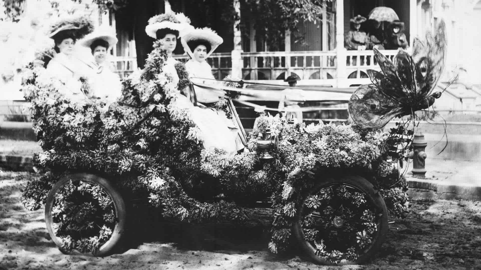 Women on a parade car