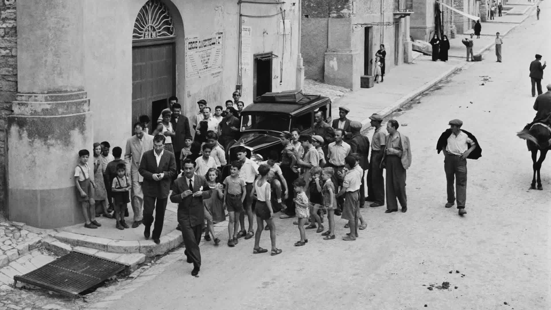 Lucky LucianoA crowd gather as mafia boss Charles 'Lucky' Luciano (1897-1962) leaves a building while in exile in Sicily, Italy, 31 December 1948. (Photo by Slim Aarons/Getty Images)