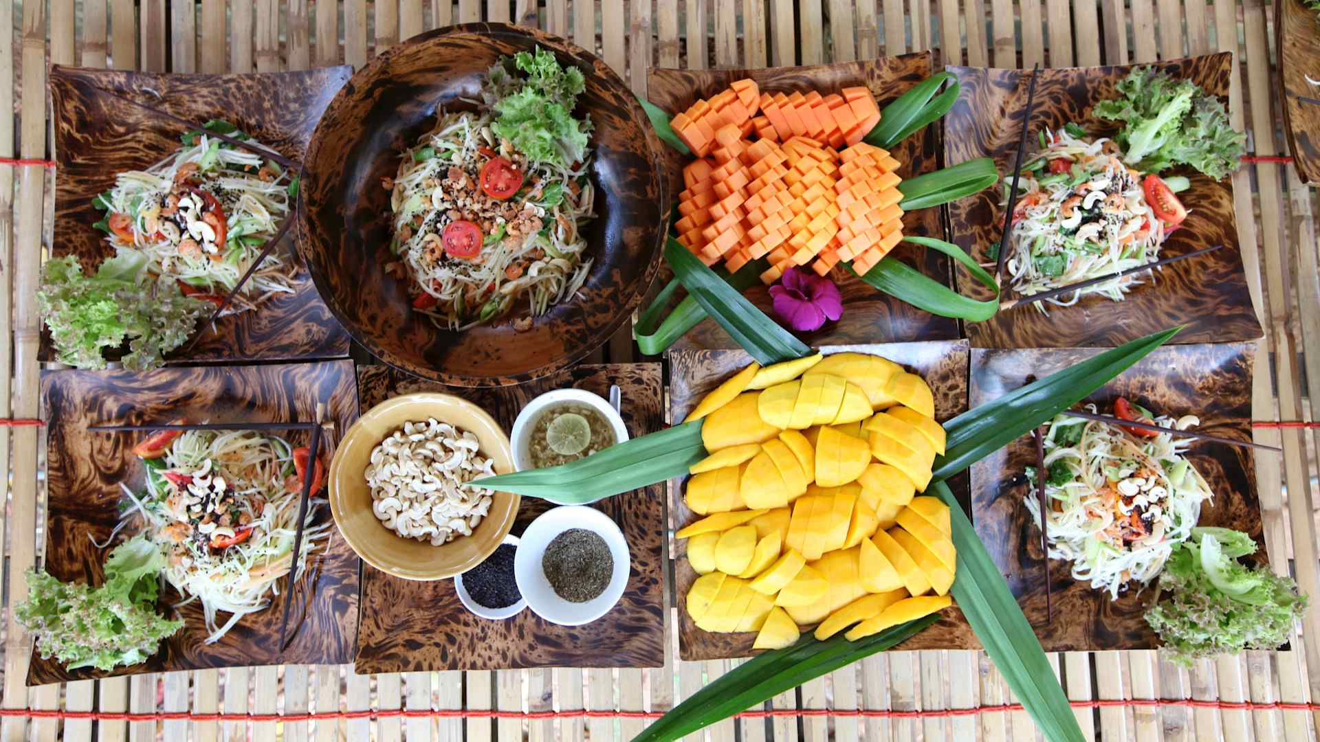 Paleo Fitness Course In Koh Lanta. Stage MovNat organisé par Erwan Le Corre et Vic Verdier sur l'île de Koh-Lanta en Thaïlande :