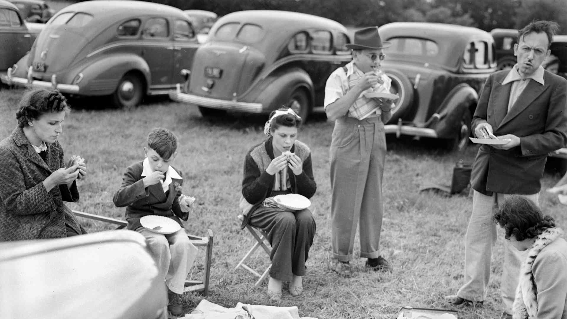 Tailgating 1940s style in Chicago, ca. 1944Tailgating 1940s style in Chicago, ca. 1944 (Photo by Kirn Vintage Stock/Corbis via Getty Images)