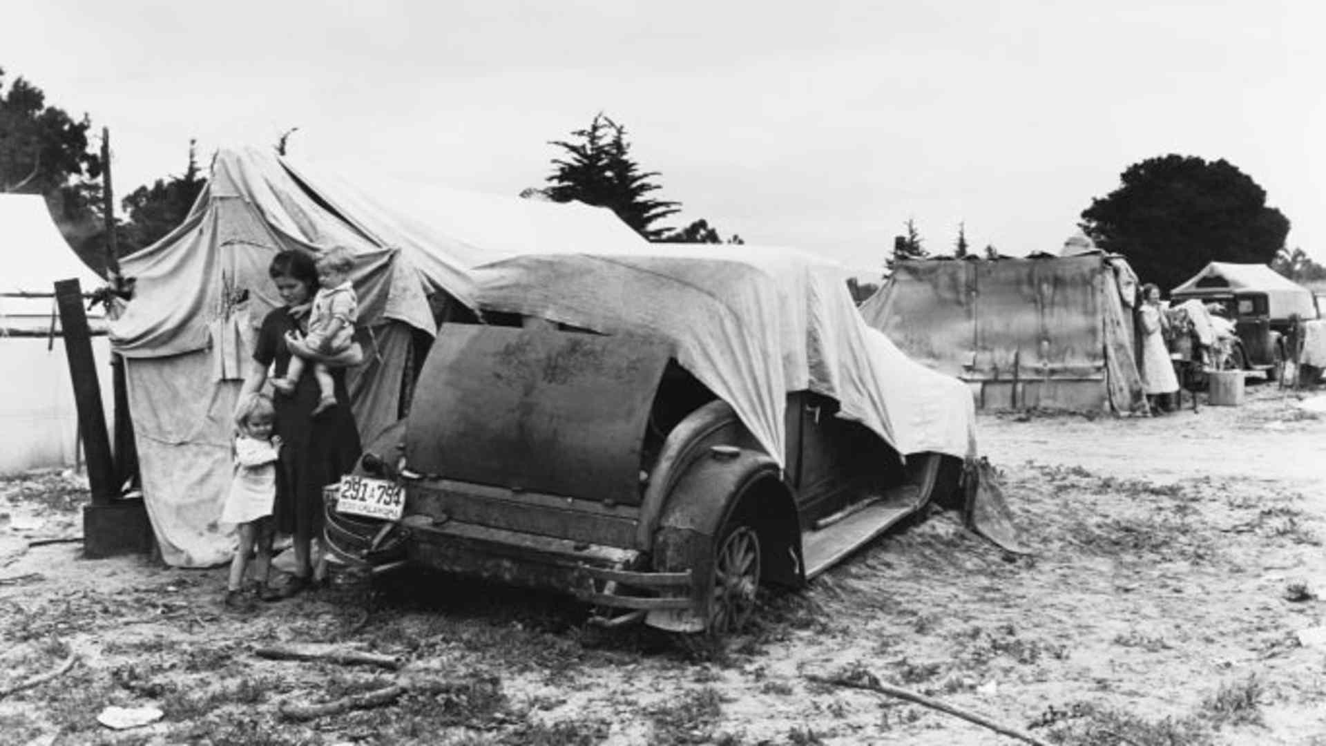 A migrant family in California looking for work in the pea fields during the Great Depression. (Credit: Corbis/Getty Images)