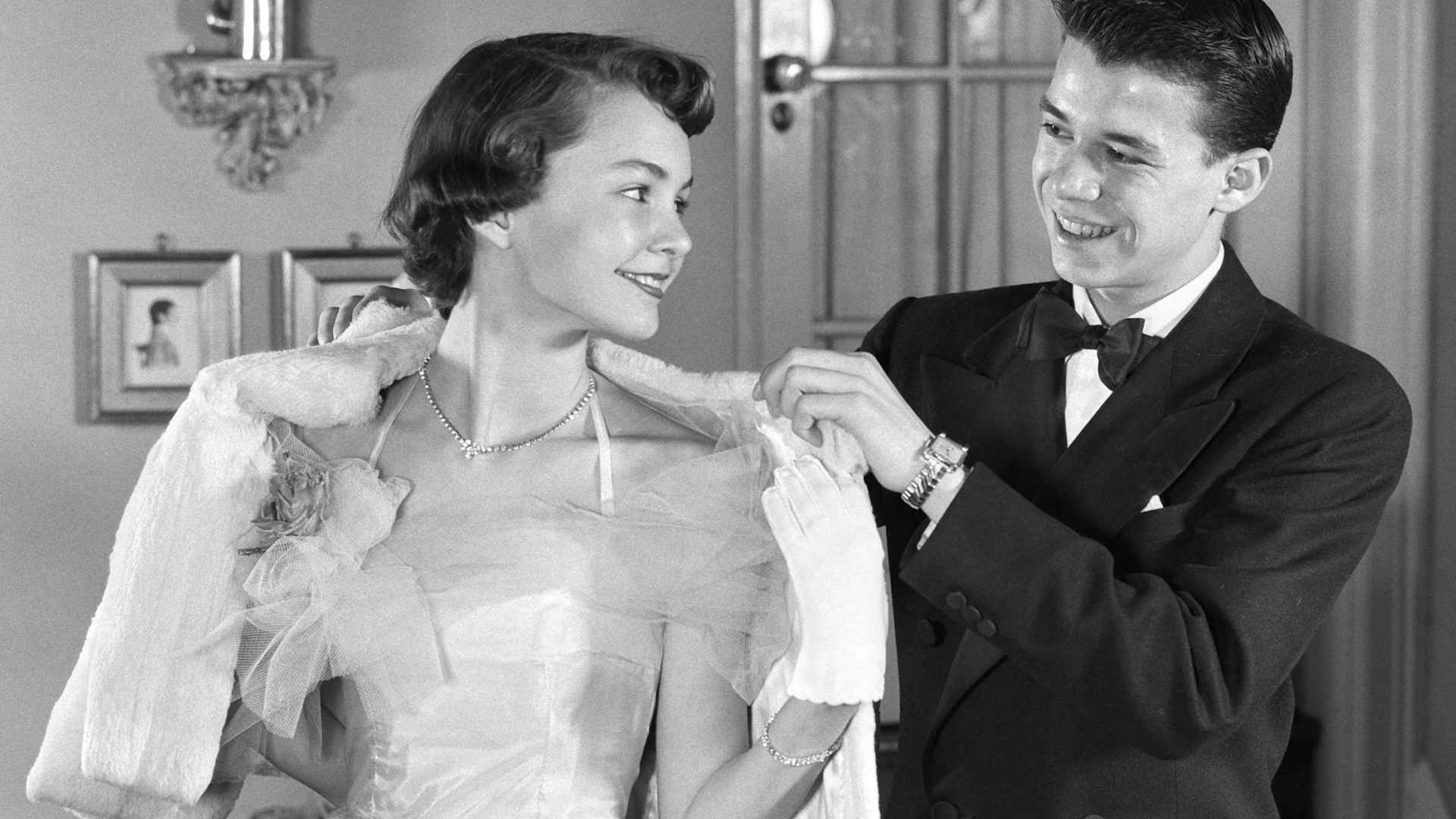 1950s high school couple getting ready to go to prom. (Credit: H. Armstrong Roberts/Getty Images)