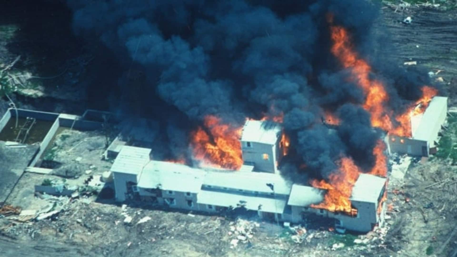 Overhead of smoking fire consuming David Koresh-led Branch Davidian cult compound. (Credit: Time Life Pictures/Fbi/The LIFE Picture Collection/Getty Images)
