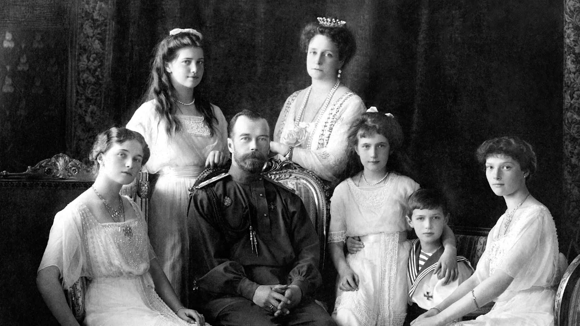 The Romanov family: Tsar Nicholas II of Russia with his wife, Alexandra of Hesse-Darmstadt, and her daughters, Ol'ga, Tat'jana, Marjia e Anastasia and Aleksej. 1913