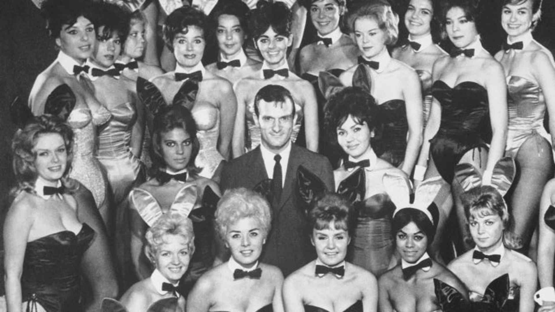 Hugh Hefner, with many of the costumed waitresses from his Playboy Clubs. (Credit: Bettmann / Getty Images)