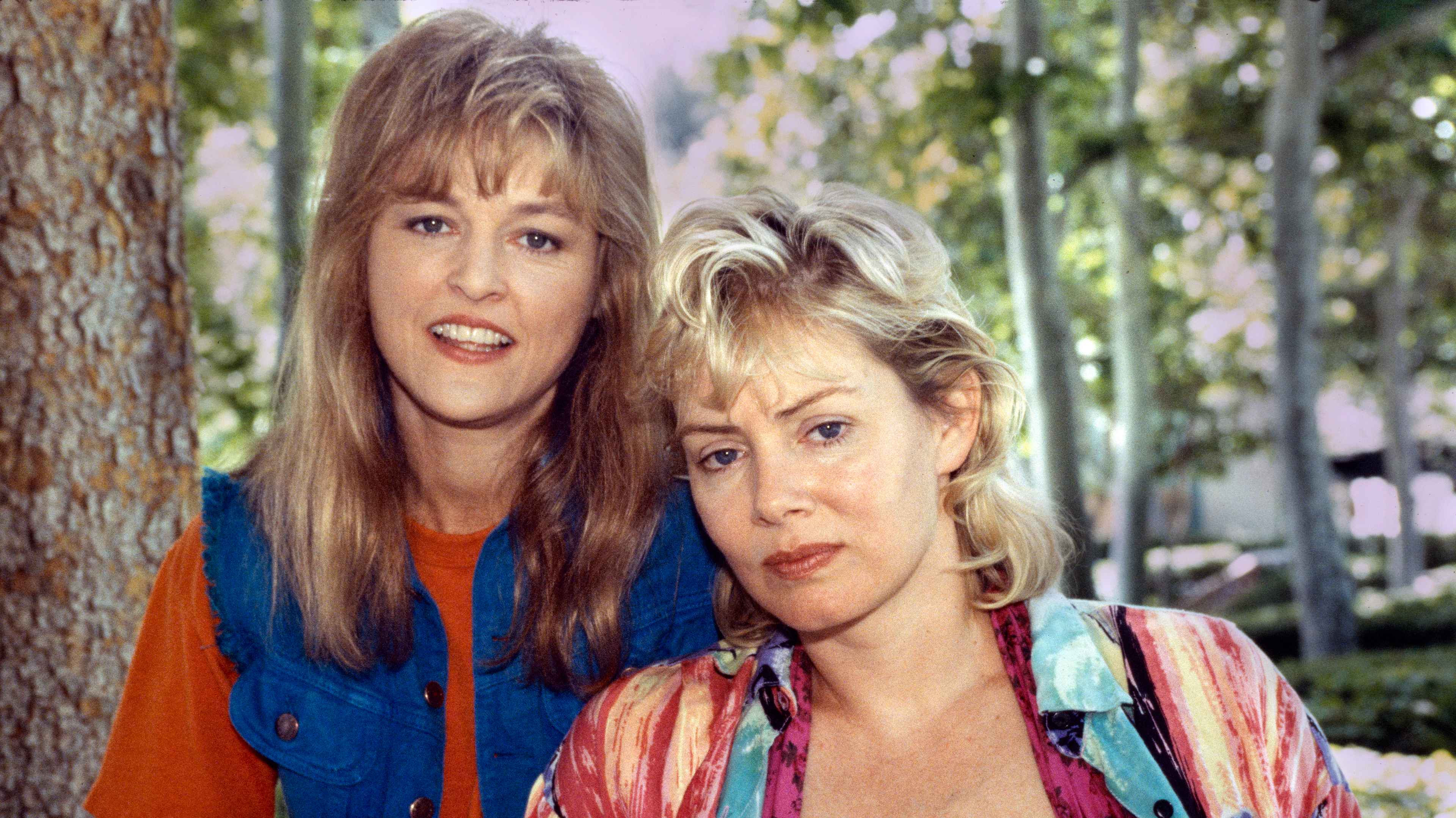Park Overall as Tyria Moore (left) and Jean Smart as Aileen Wuornos in OVERKILL: THE AILEEN WUORNOS STORY.