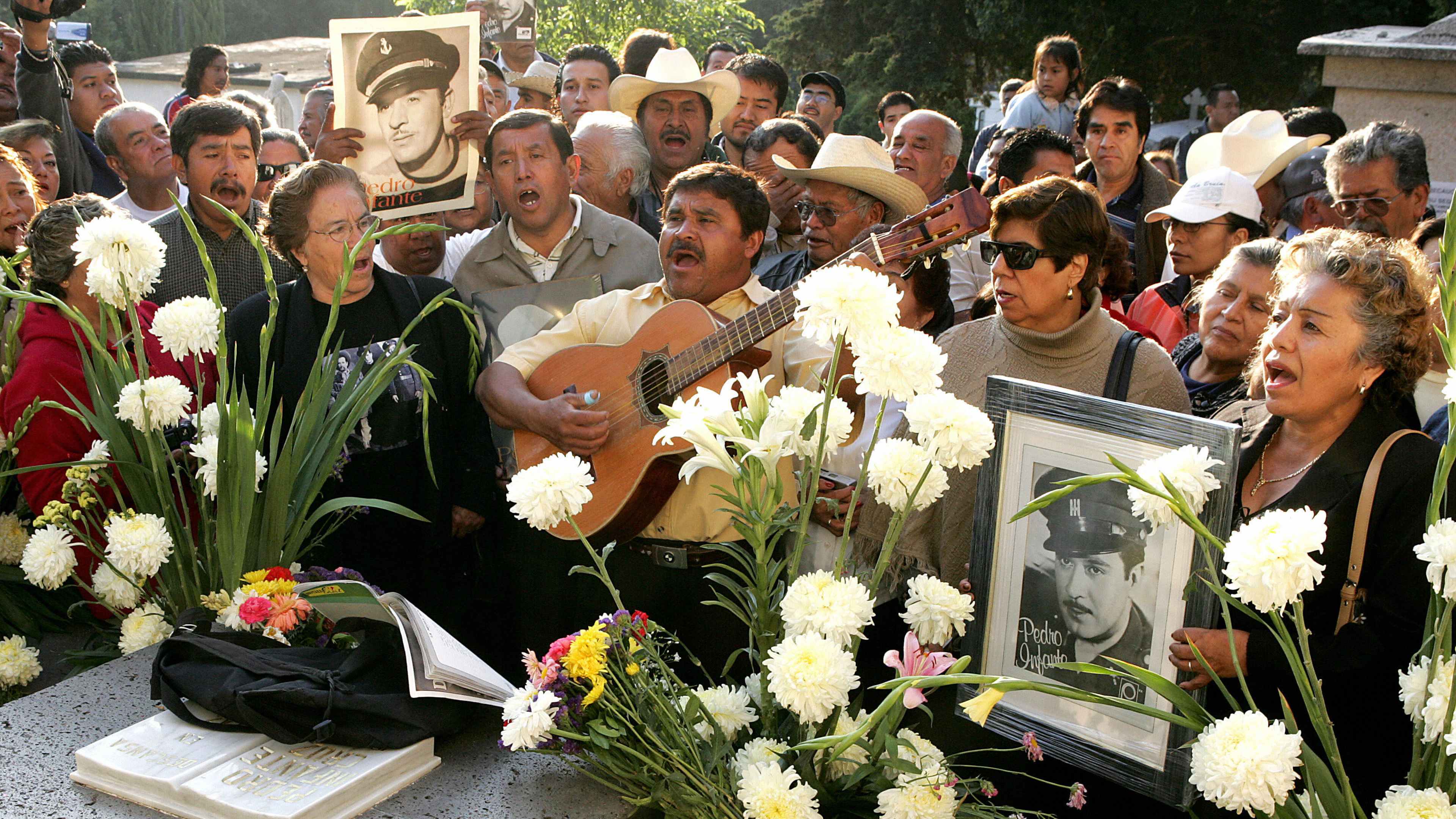 Fans of the late Mexican actor and singe