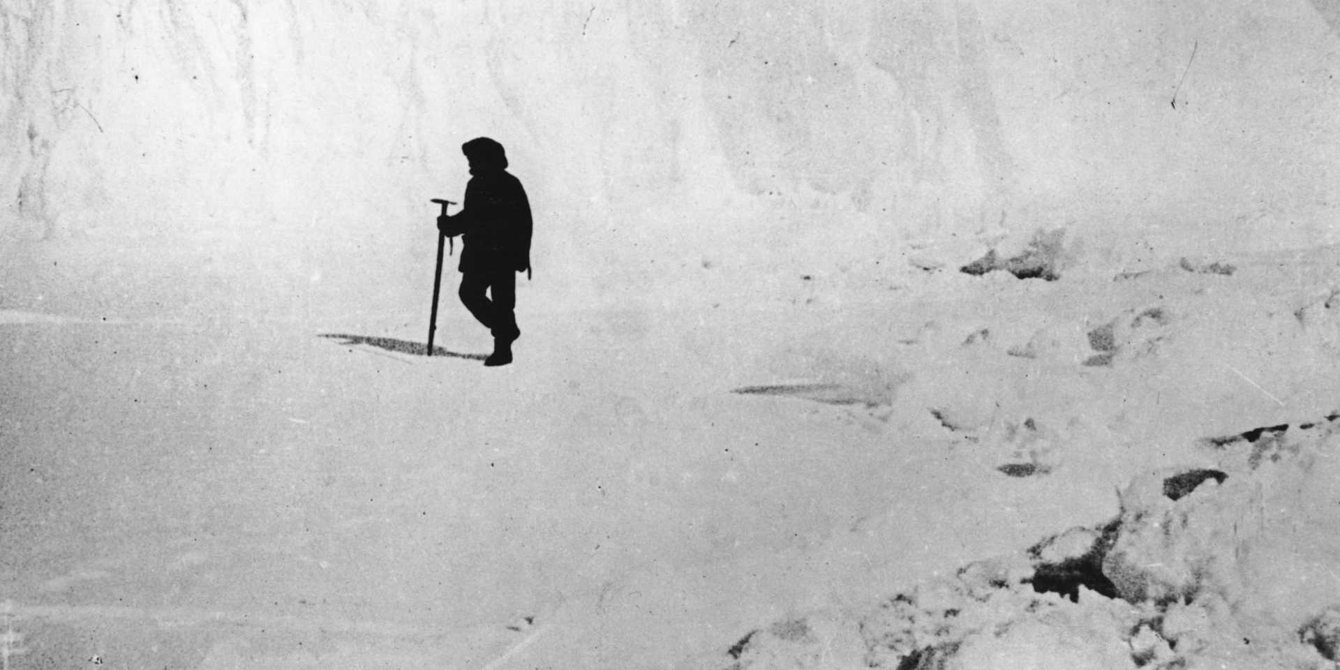 Roald Amundsen becomes first explorer to reach the South Pole