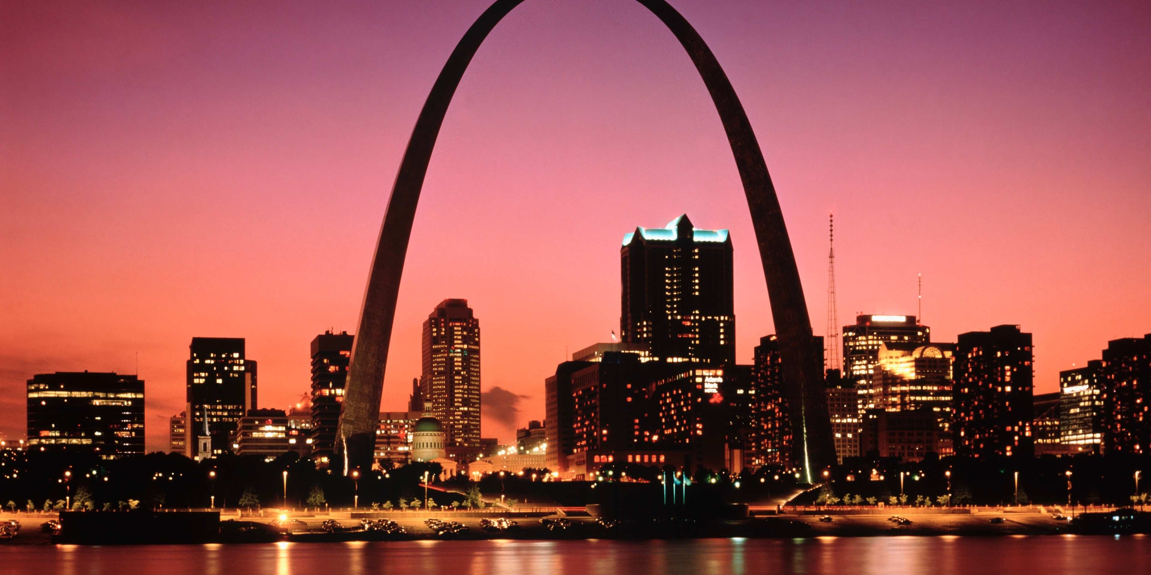 The Gateway Arch monument against the St.Louis skyline at sunset