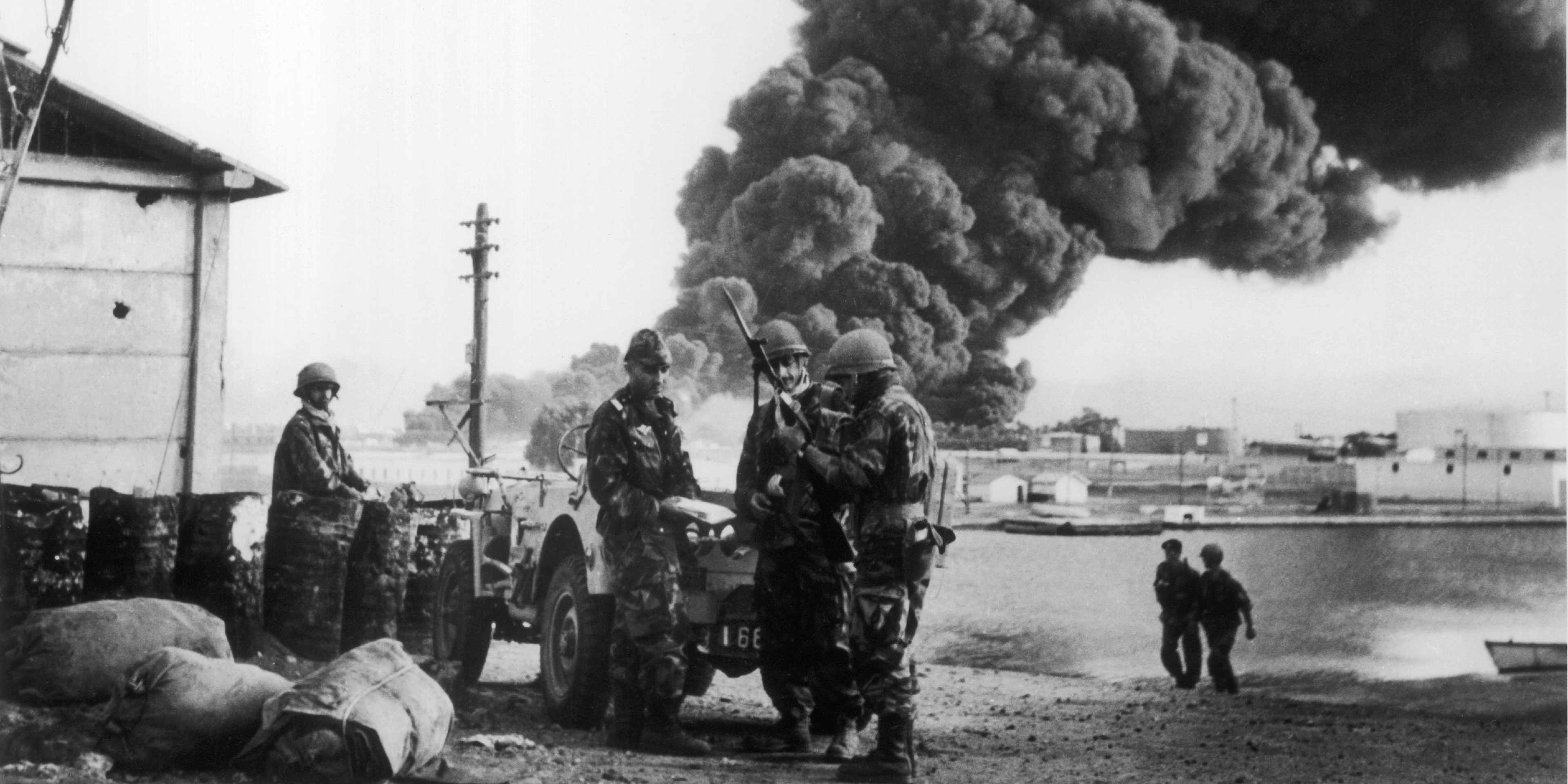 A troop of French parachutists verifying their position during the Suez crisis in 1956. (Photo by Keystone-France/Gamma-Keystone via Getty Images)