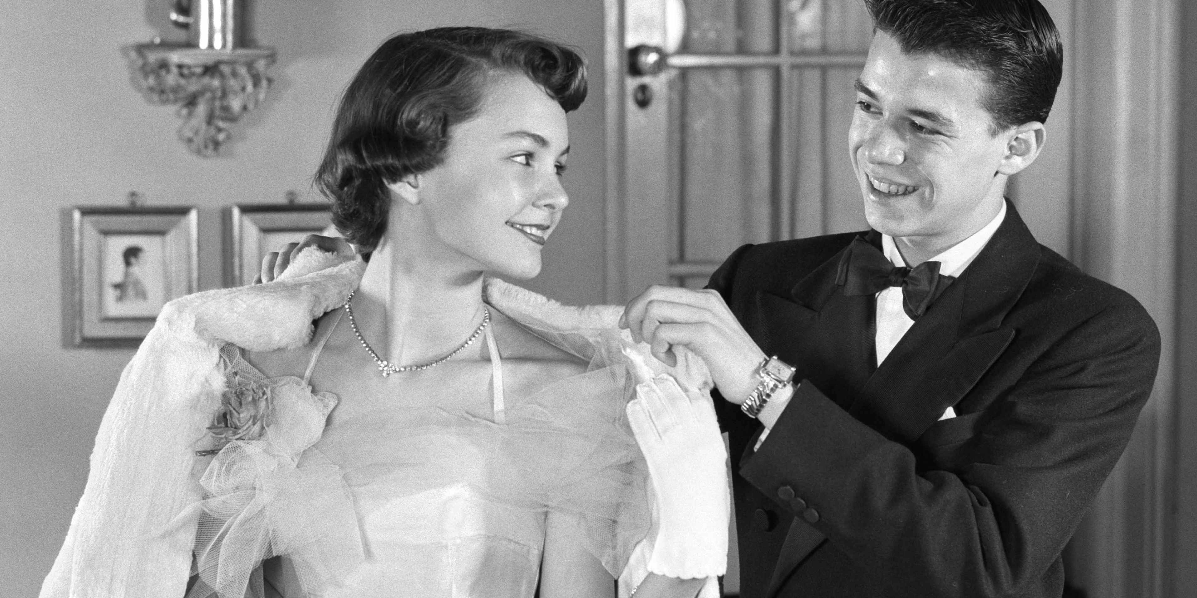 1950s high school couple getting ready to go to prom. (Credit: H. Armstrong Roberts/Getty Images)