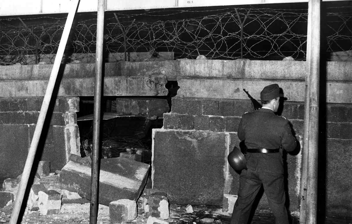 Crossing the Berlin Wall: Photos