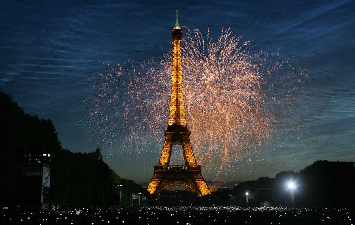 bastille day fireworks, paris' eiffel tower, bastille day, celebrations, july 14, 2009, military parade, fireworks, 1789, storming of the bastille prison, the french revolution, french history