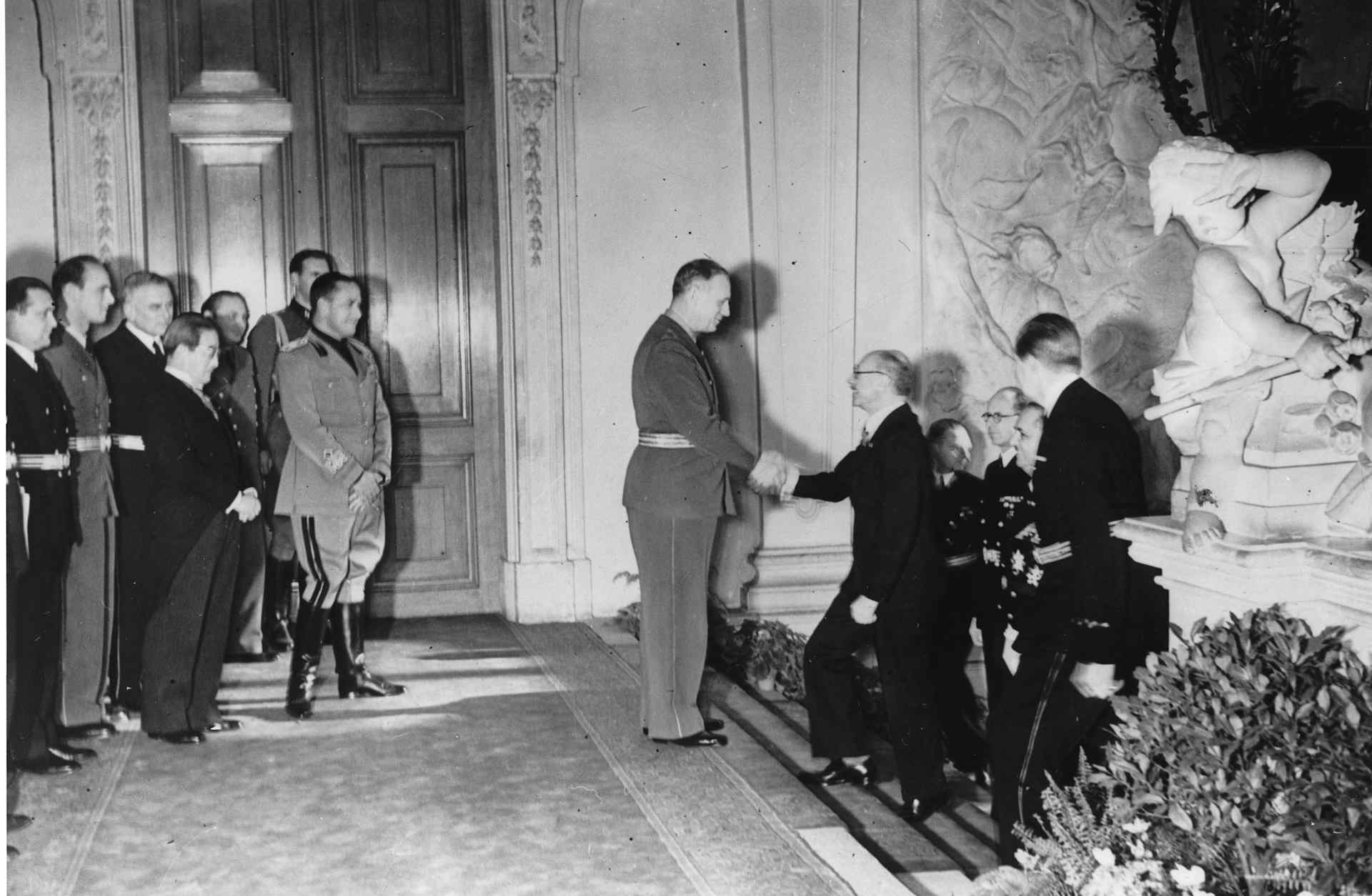 Austria, Vienna : Tripartite Pact - Arrival of the Hungarian delegation for the signing of the Pact