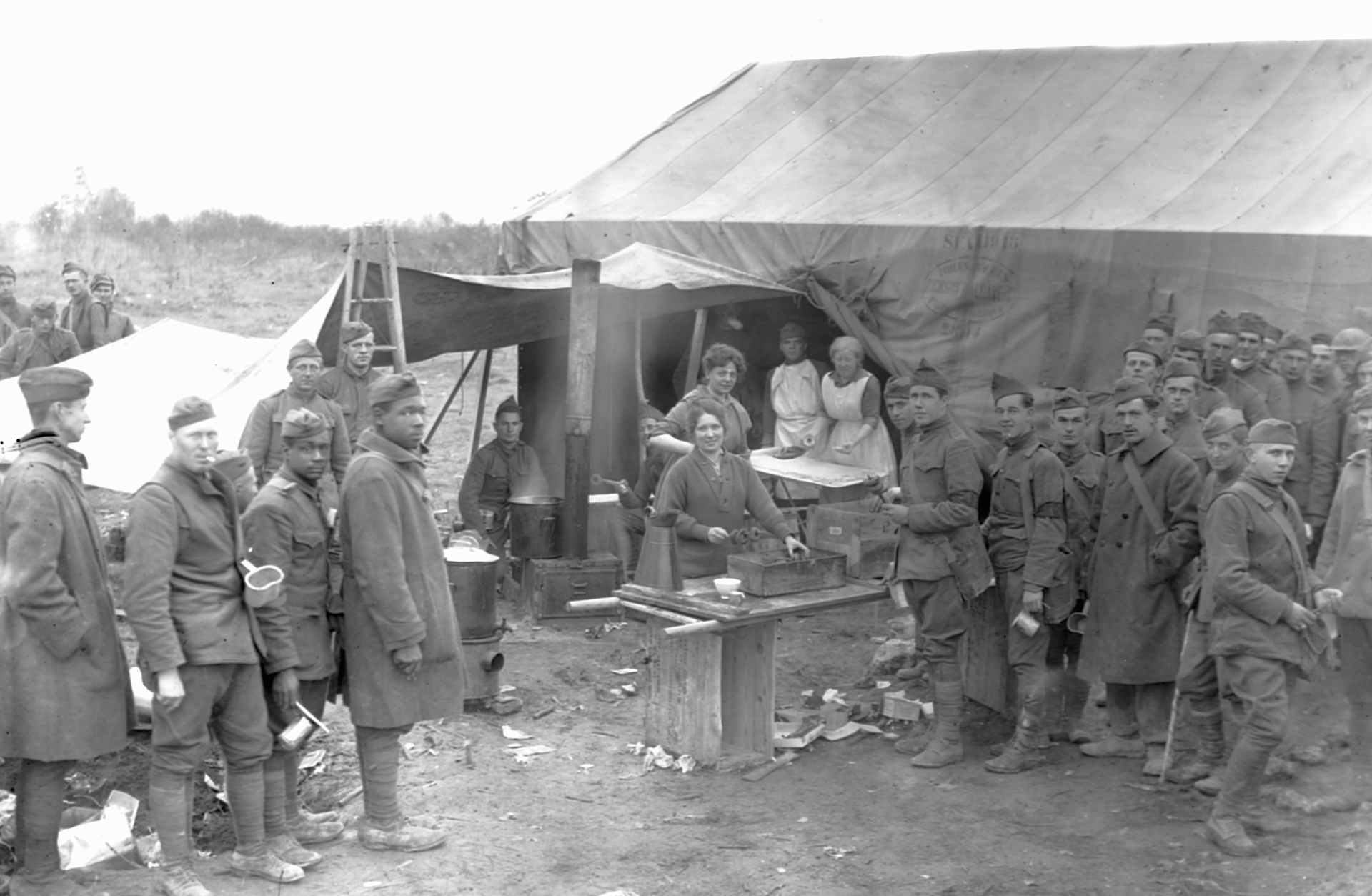 Salvation Army workers giving fresh doughnuts to soldiers. Varennes-en-Argonne, France Oct 12, 1918