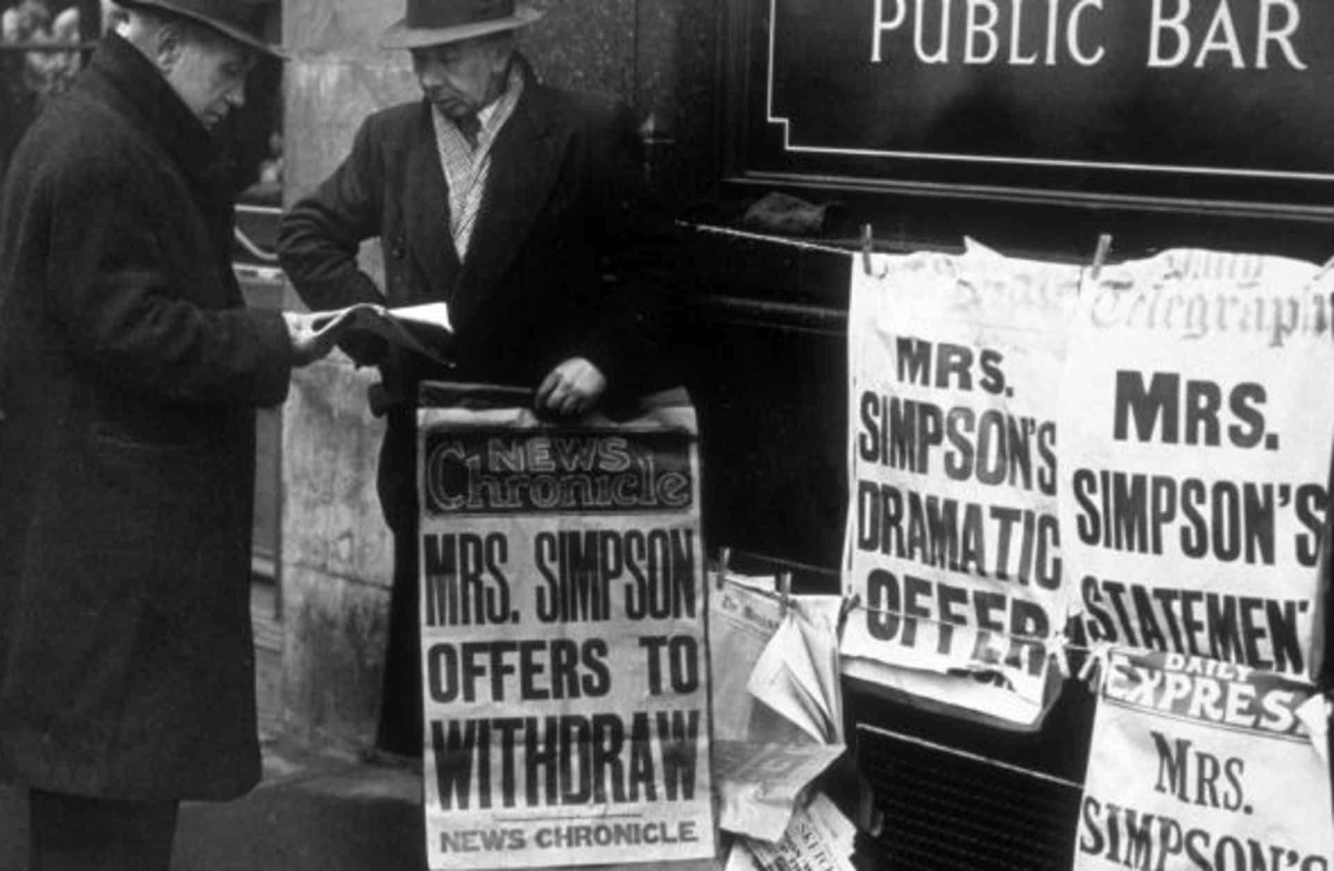8th December 1936:  Latest newspaper editions on sale, with up to date news of Edward VIII's abdication.  (Credit: J. A. Hampton/Topical Press Agency/Getty Images)