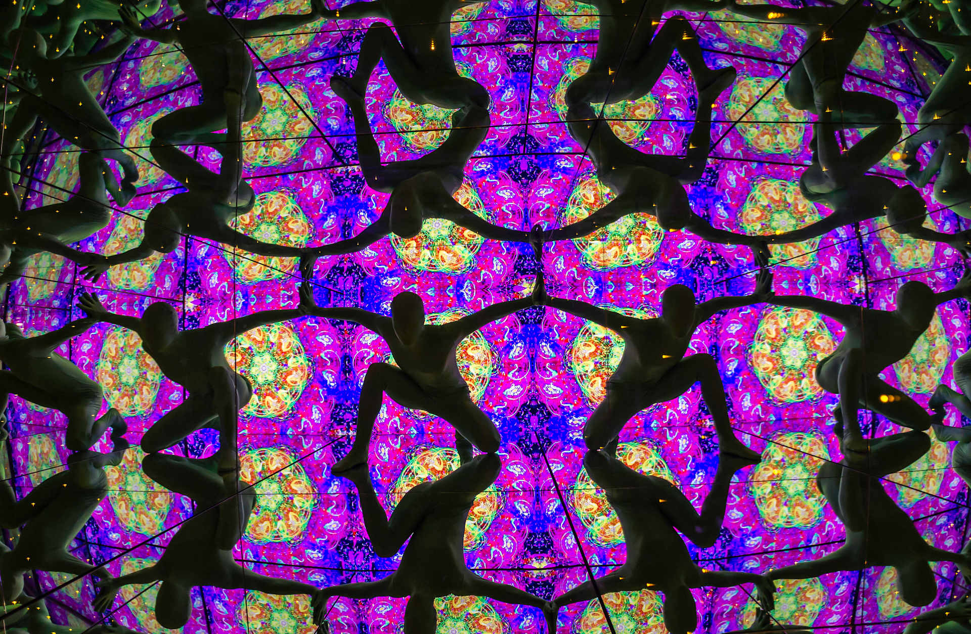 Edinburgh, UK, 5th August 2015. Italian Dance Company Discoteque Machine, who are performing at the Edinburgh Fringe Festival, climb into the giant kaleidoscope at Edinburgh's Camera Obscura.
Dancers: David Labanca and Gianmarco Pozzoli Credit:  Jeremy Abrahams / Alamy Live News