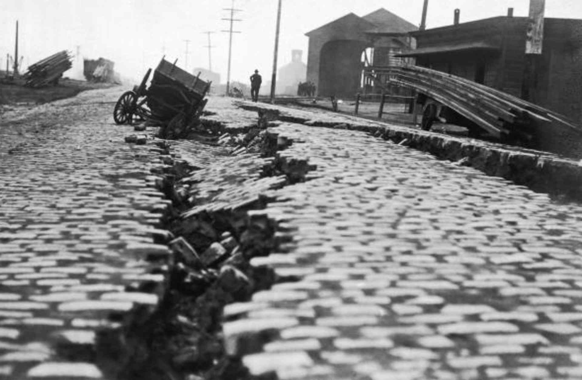A split from the 1906 earthquake in San Francisco.  (Credit: Underwood Archives/Getty Images)