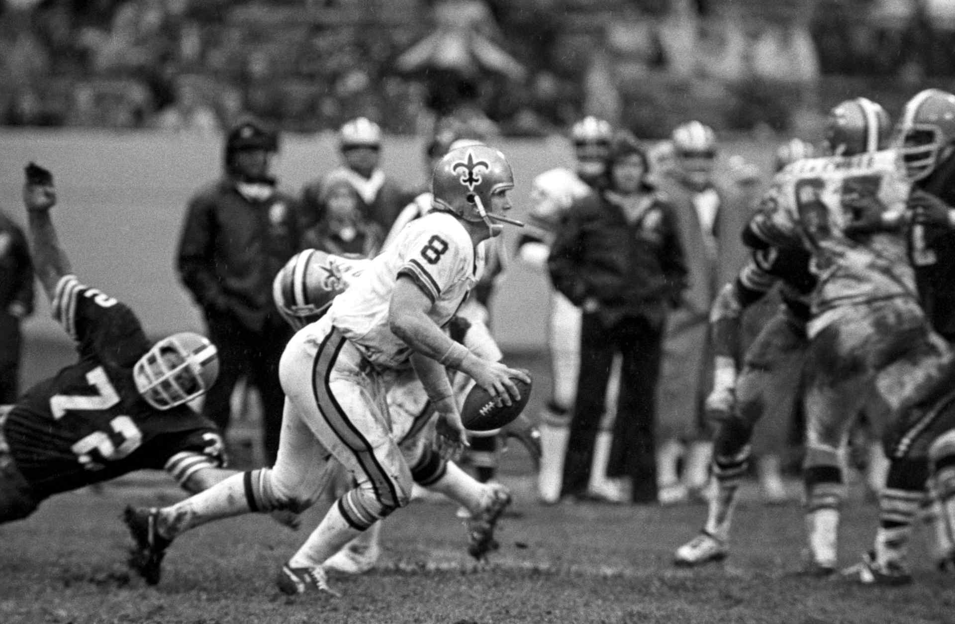 CLEVELAND, OH - NOVEMBER 30: Quarterback Archie Manning #8 of the New Orleans Saints drops back to pass during a game against the Cleveland Browns at Cleveland Municipal Stadium on November 30, 1975 in Cleveland, Ohio. Cleveland won 17-16. (Photo by Ron Kuntz Collection/Diamond Images via Getty Images)