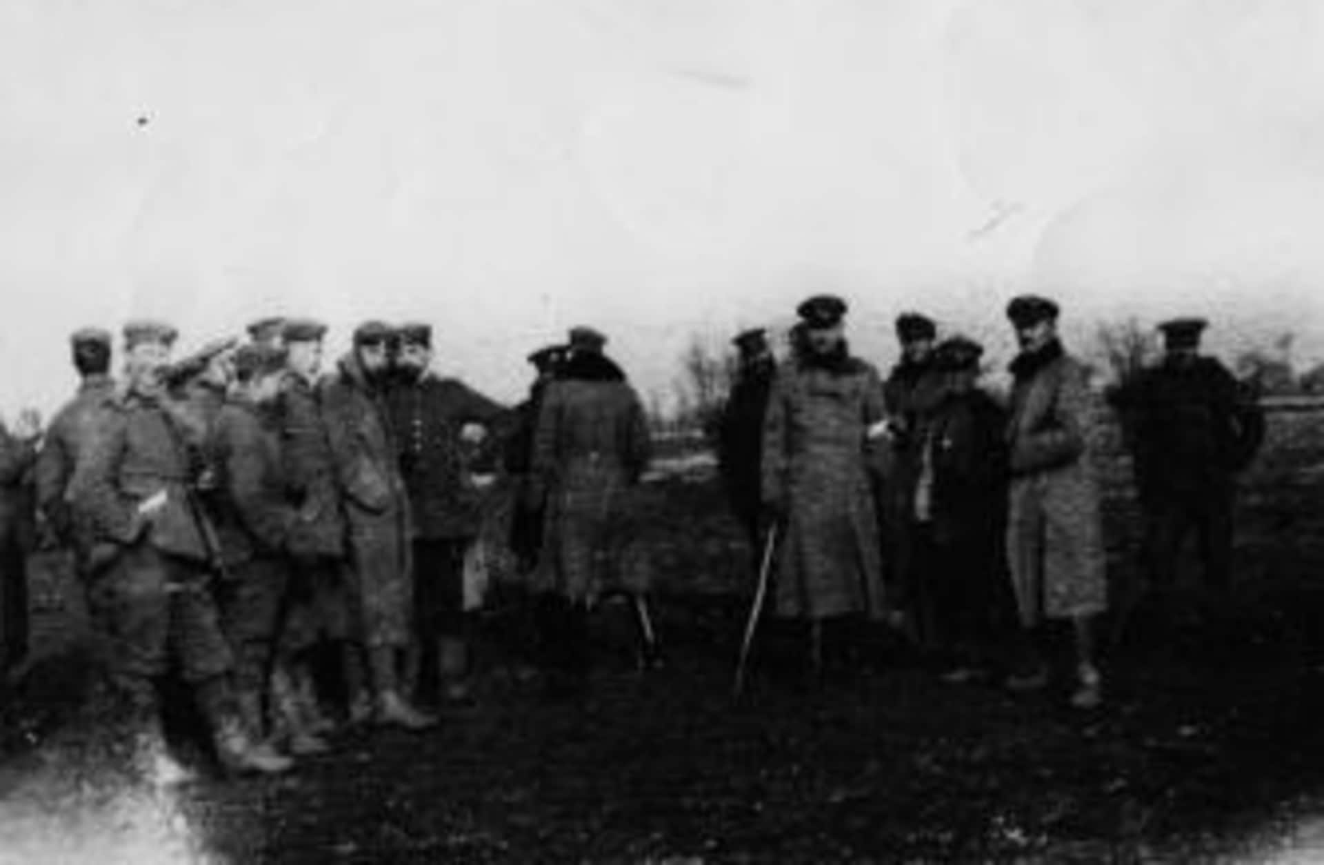 British and German troops meet in "No Man's Land" during the truce (Credit: Robert Hunt/Windmill Books/UIG via Getty Images)