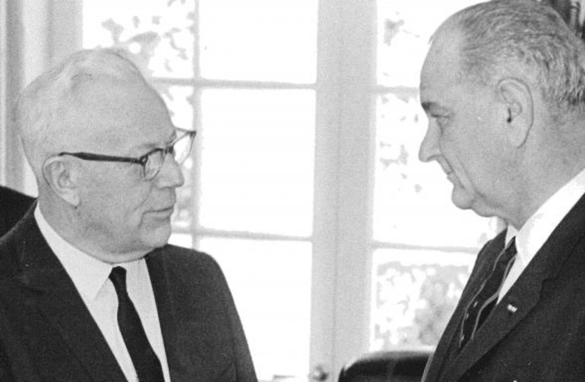 Chief Justice Warren presenting the report of the Warren Commission to President Lyndon Johnson. (Credit: Jim McNamara/The Washington Post