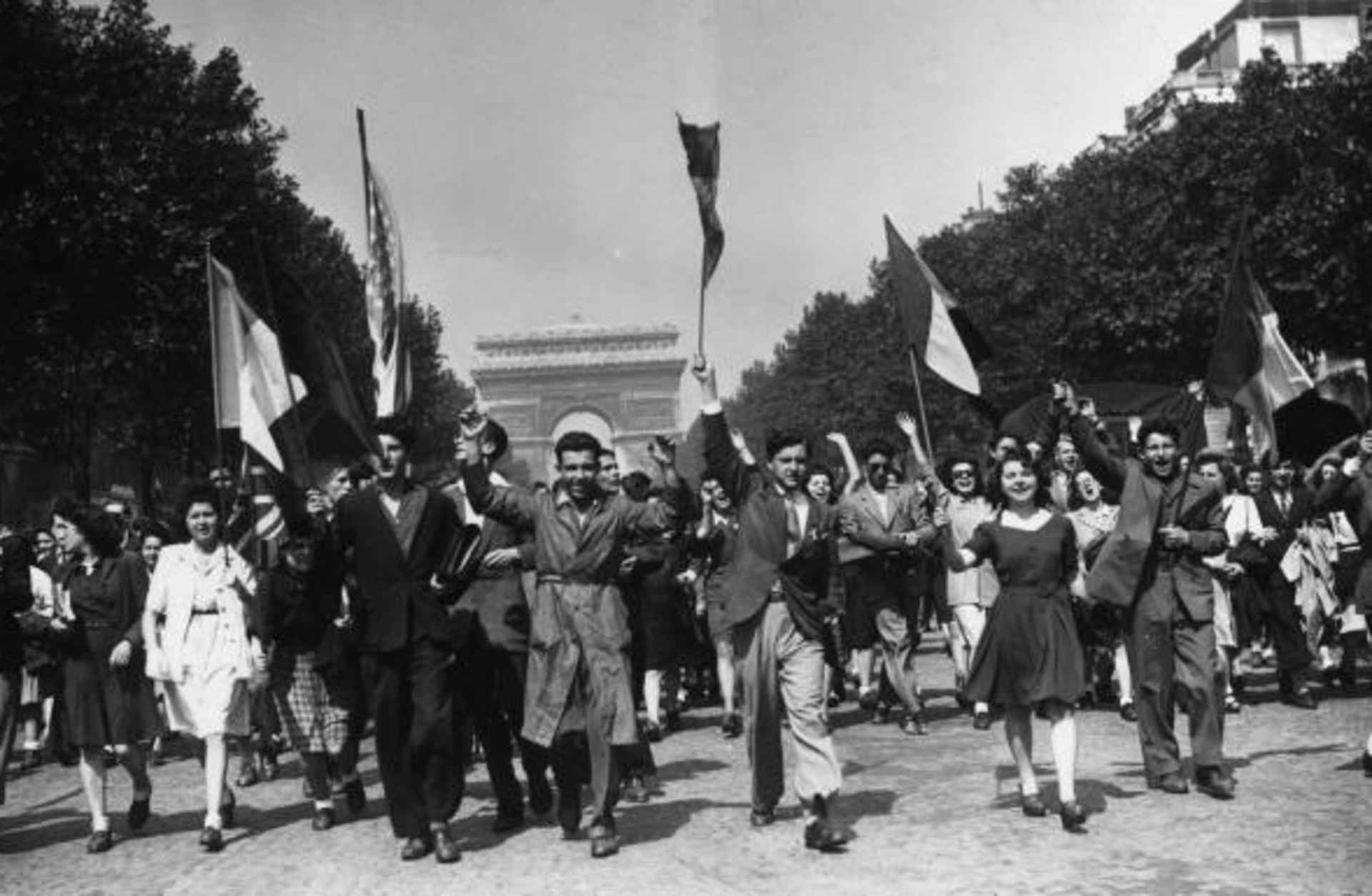 Crowds march down the Champs-Élysées on May 8, 1945. (Credit: Keystone/Getty Images)
