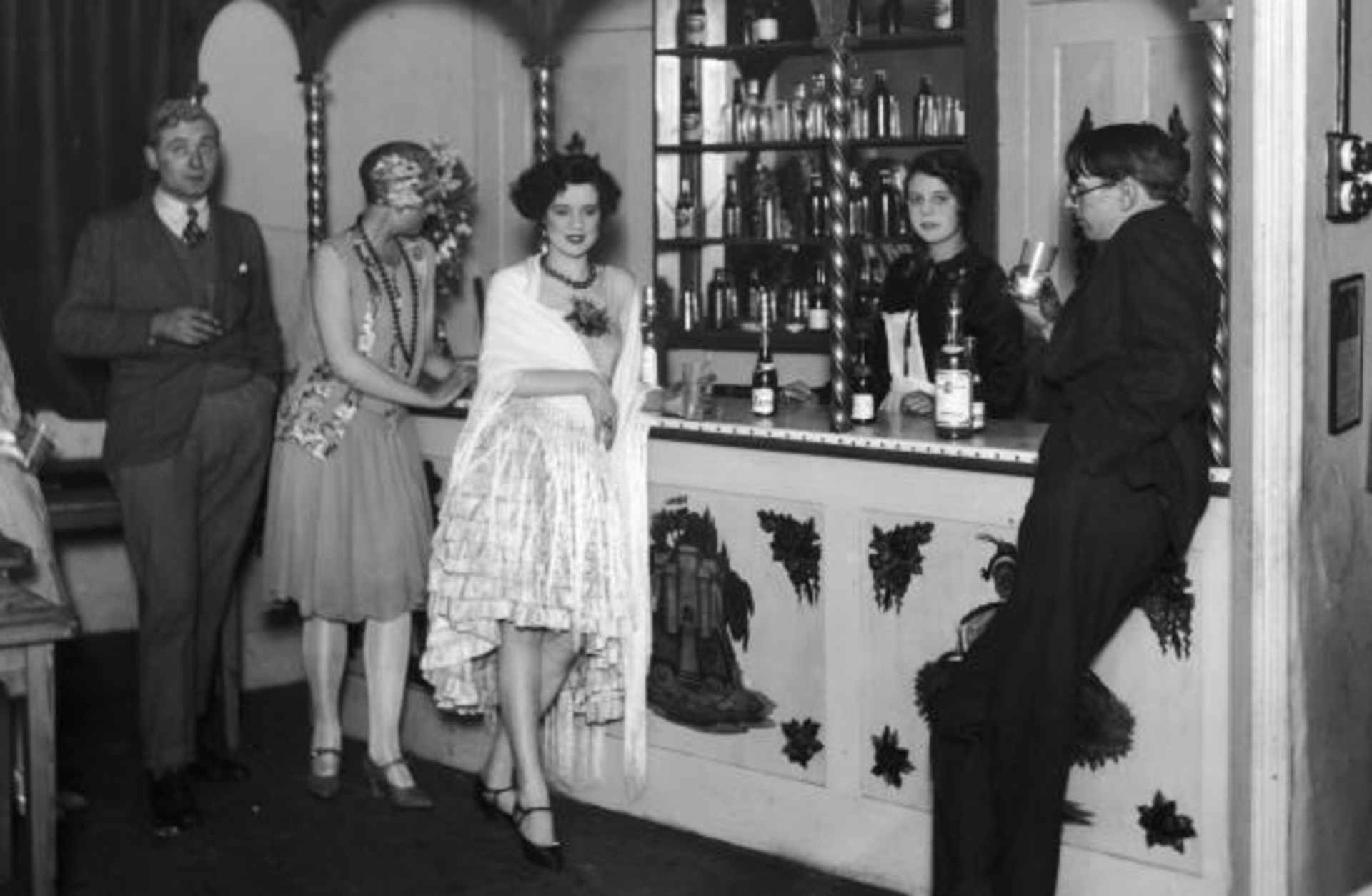 Flappers at the bar of Isa Lanchester's night club in London, 1925