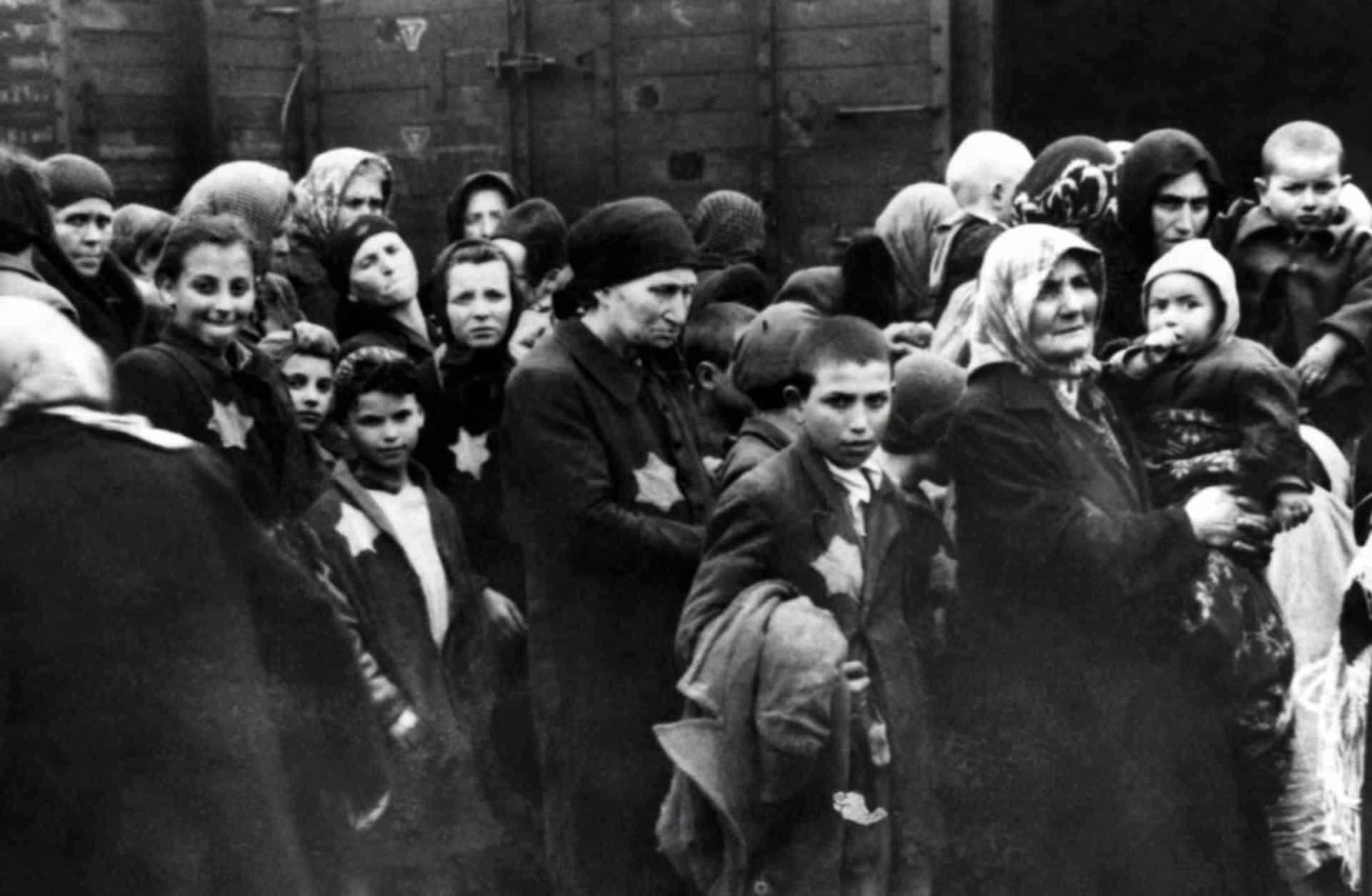 Hungarian Jews arriving at Auschwitz, 1944. (Credit: Galerie Bilderwelt/Getty Images)