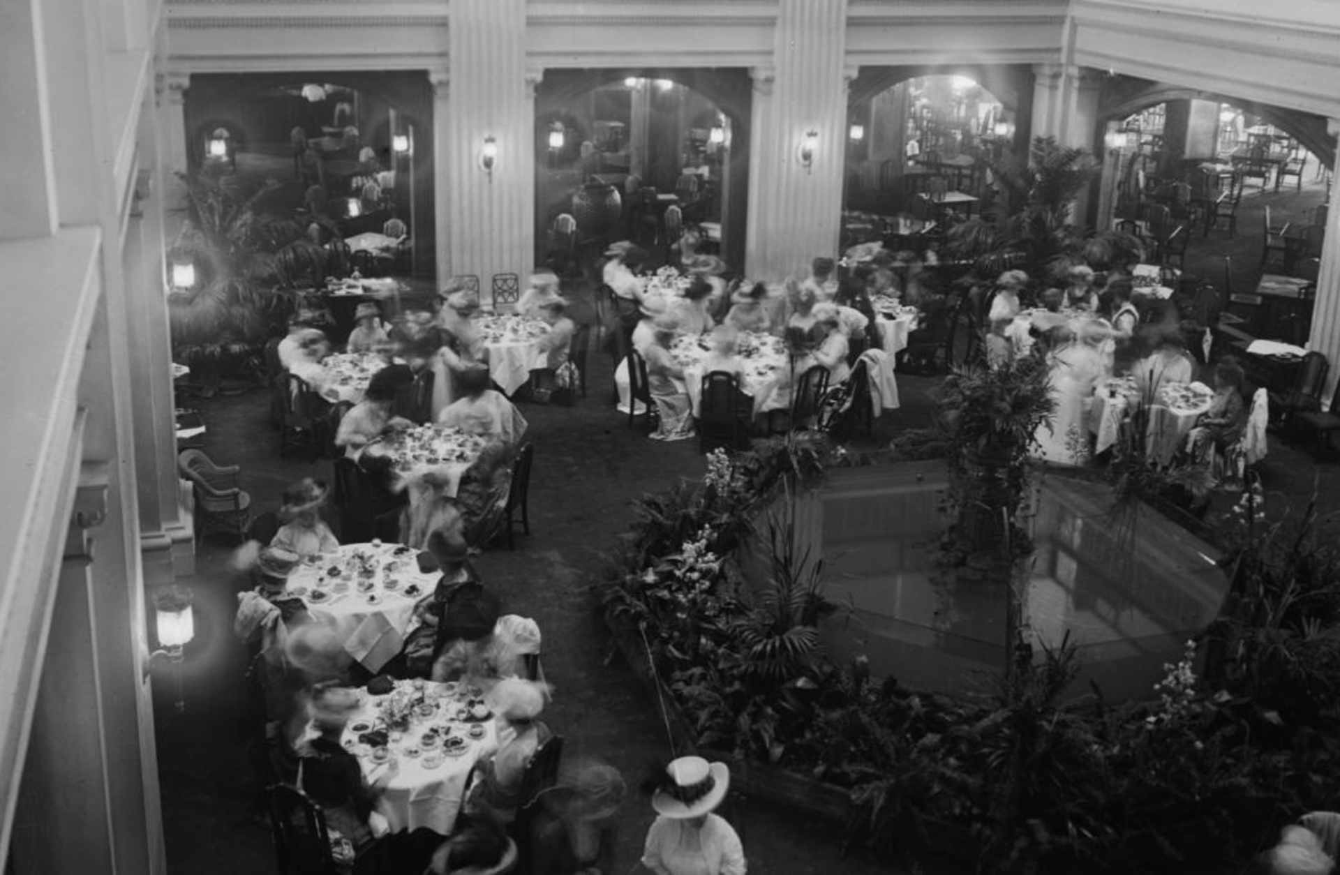 Interior view of the Marshall Field & Company Department Store's tea room in Chicago, Illinois, 1909. (Credit: Chicago History Museum/Getty Images)