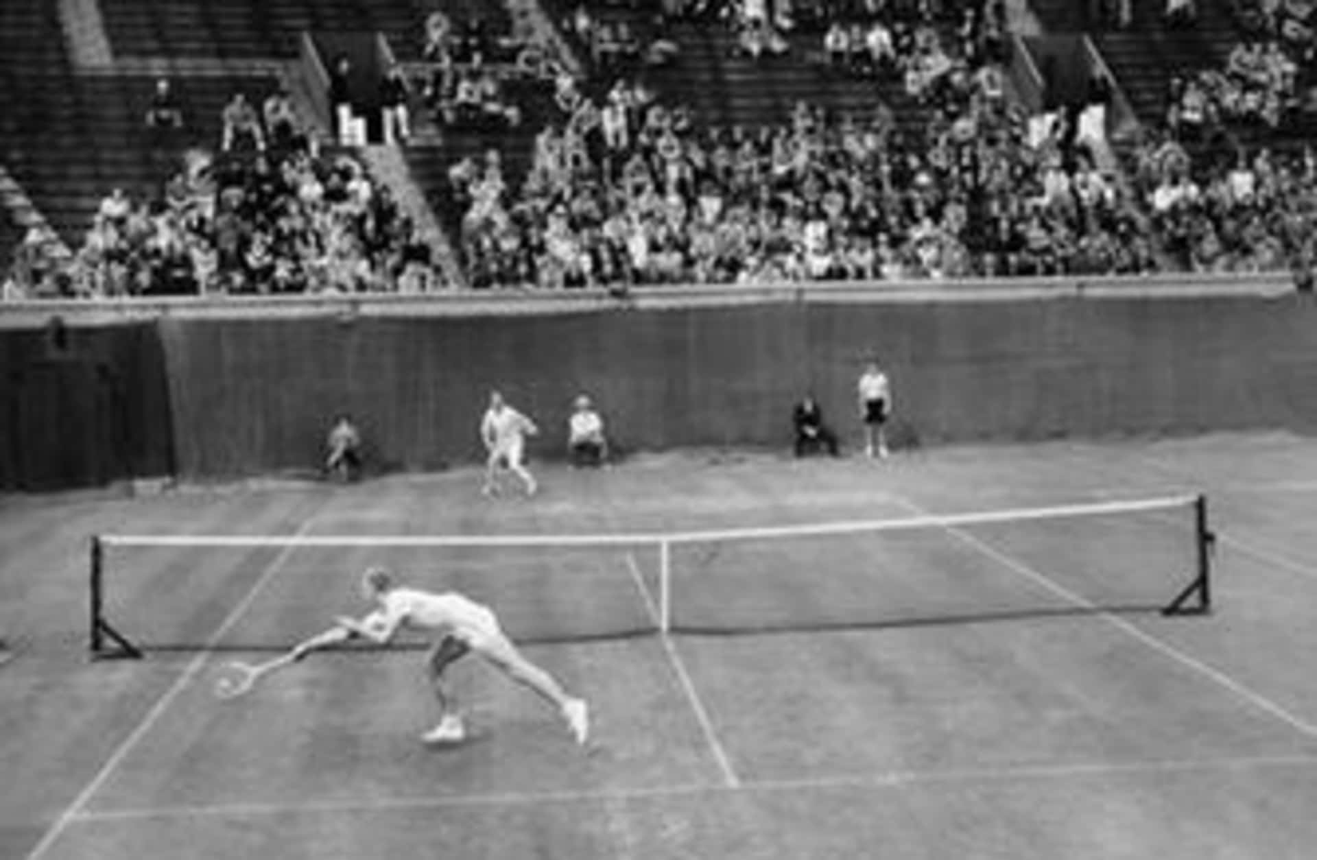 Joe Hunt (foreground) during his third round match with J.H. Crawford, September 1943. (Credit: Associated Press)