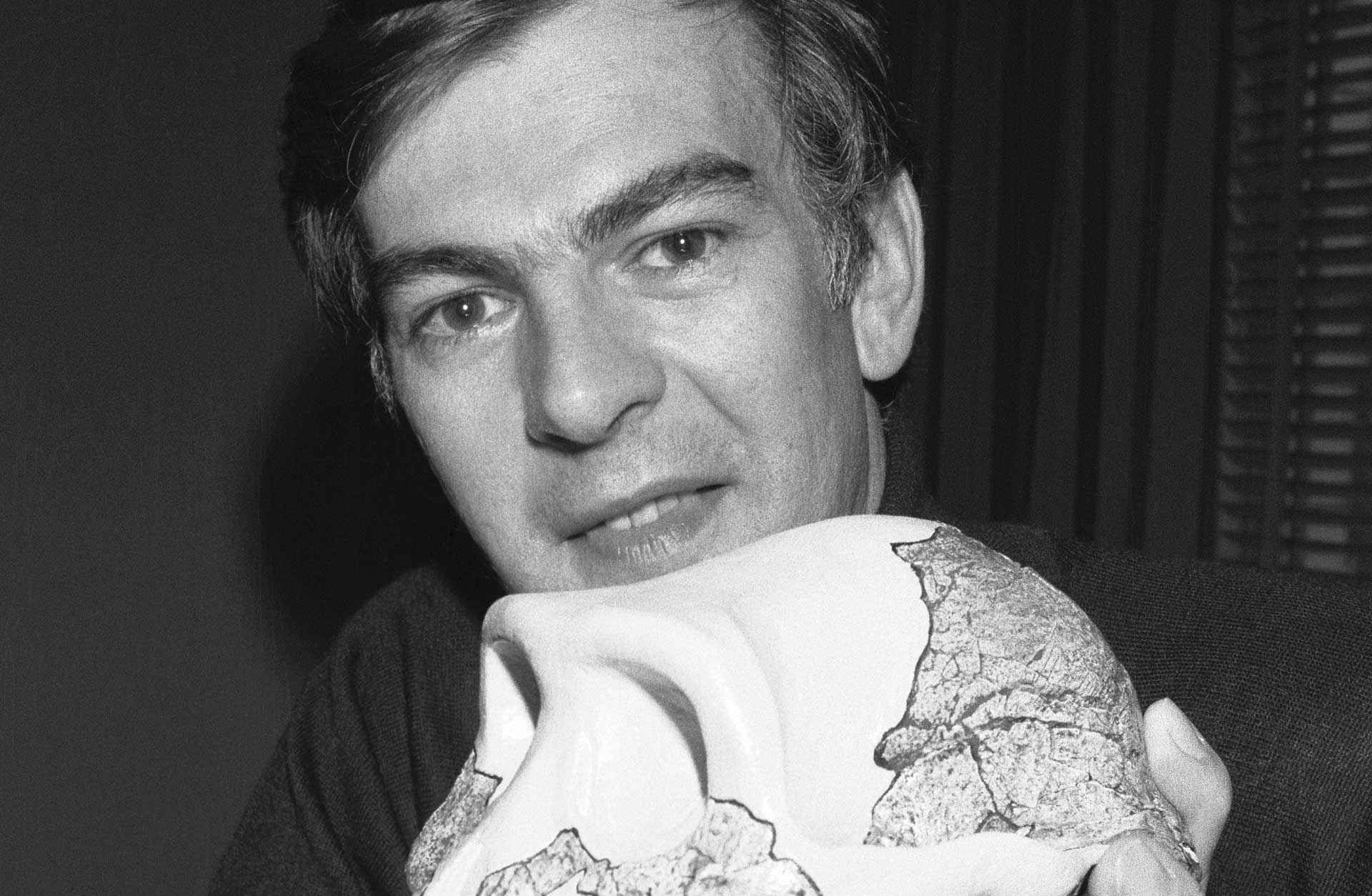 Anthropologist Donald Johanson, holding a plaster-cast skull of a female skeleton he named "Lucy."