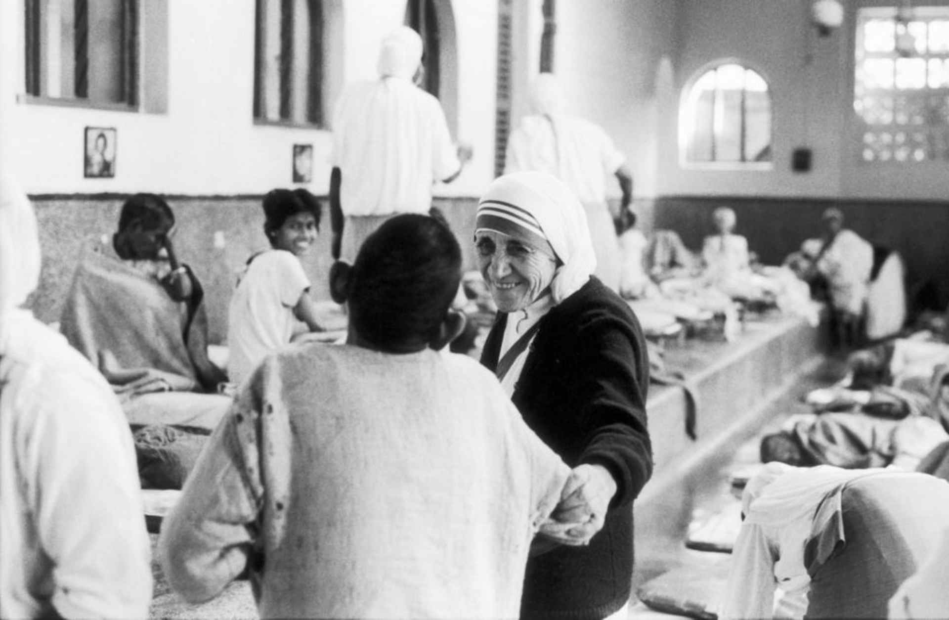Mother Teresa visiting the 'House of Pure Hearts', a community she founded in 1952, in the Kalighat neighborhood.