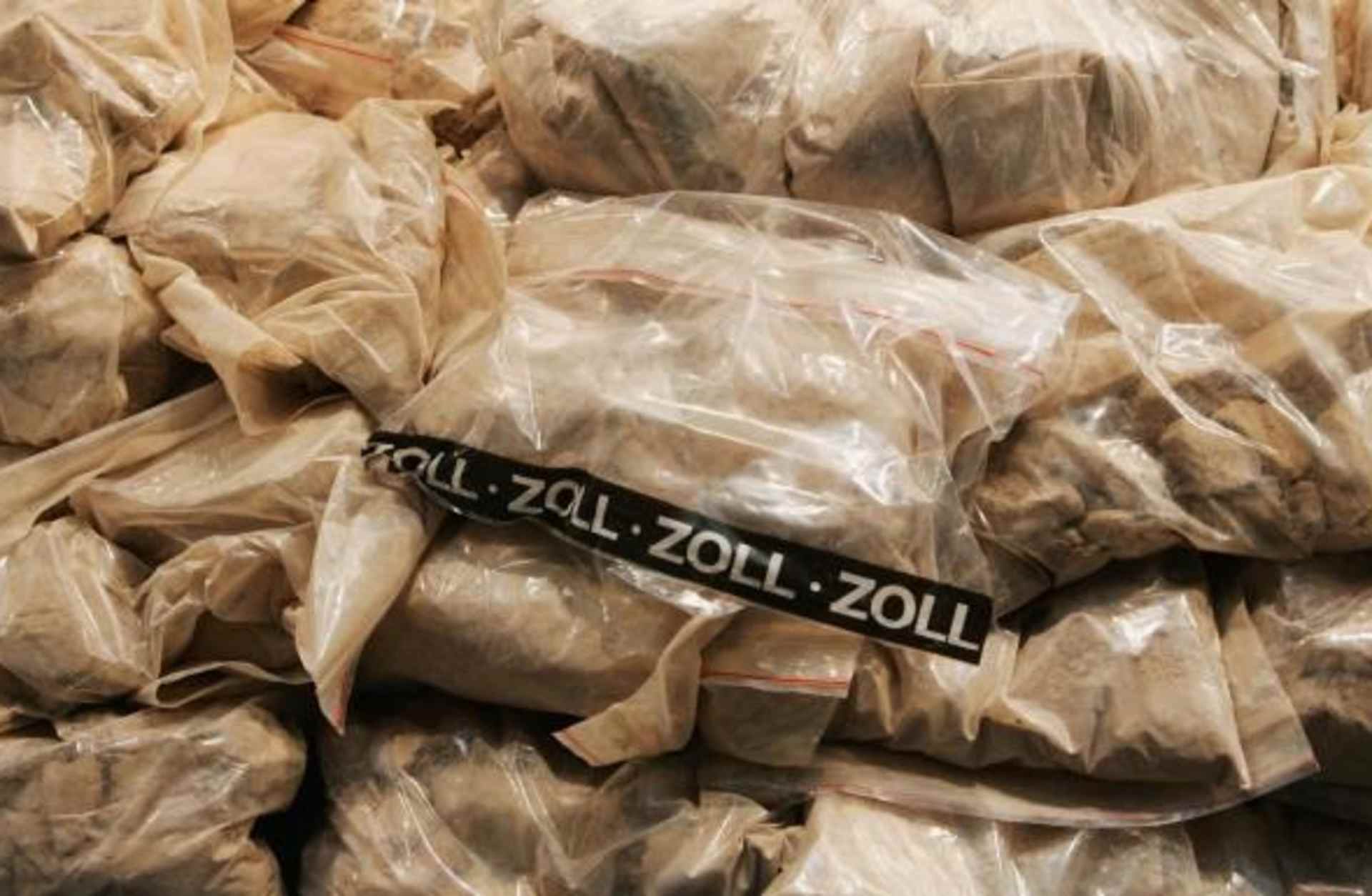 Munich police display 120 kilos of heroin that was seized from Turkish smugglers. (Credit: Jan Pitman/Getty Images)