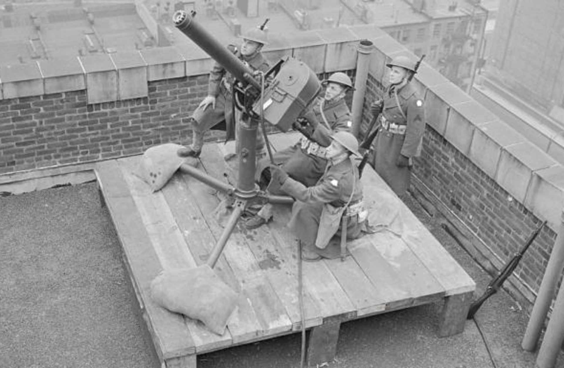 Soldiers manning anti-aircraft guns in New York City. (Credit: Bettmann/Getty Images)