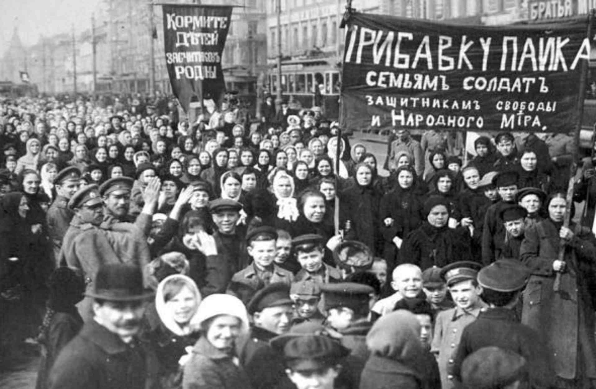 Striking workers on the first day of the revolution. (Credit: Fine Art Images/Heritage Images/Getty Images)