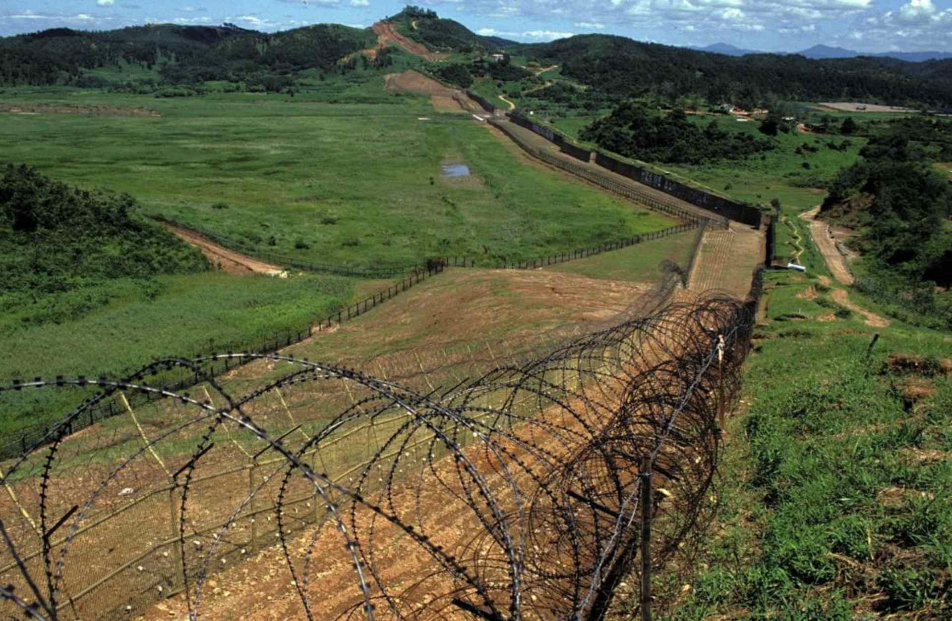 The DMZ line at the demilitarized zone between South and North Korea, 1990.  (Credit: Kurita KAKU/Gamma-Rapho via Getty Images)
