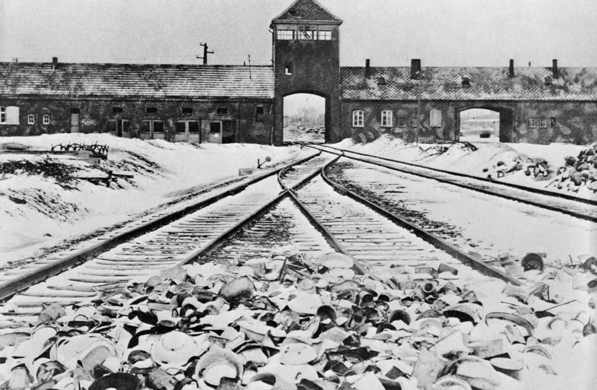 The entrance to the German concentration camp of Auschwitz. (Credit: Bettmann Archive/Getty Images)