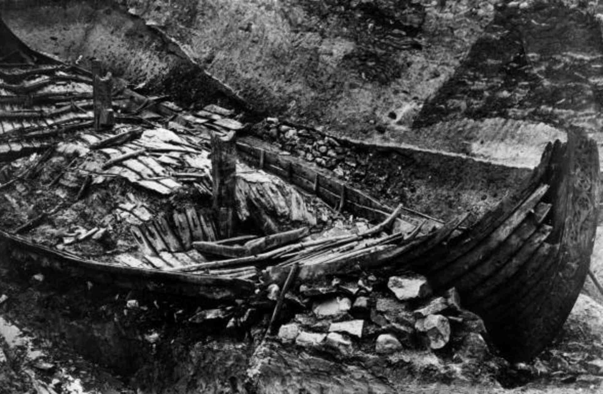 The excavation of the Oseberg ship, a Viking vessel used as the burial chamber of an important woman in 834 AD. It was discovered on a farm in Vestfold, Norway in 1904. (Credit: Hulton Archive/Getty Images)