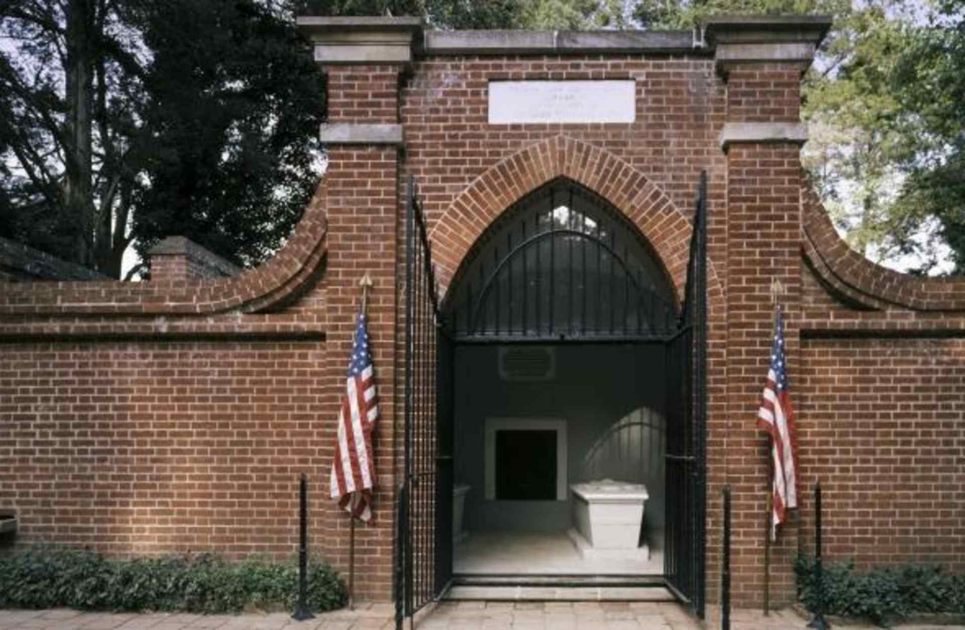 The tomb of George Washington, Mount Vernon, Virginia present day. (Credit: Carol M. Highsmith/Buyenlarge/Getty Images)