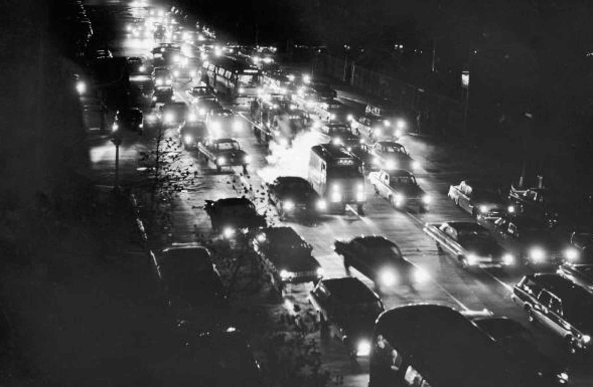 Traffic jam on First Avenue during the blackout. (Credit: Hulton Archive/Getty Images)