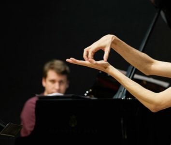 POEMMUSIC JETZT. MOMENTAUFNAHMEN | PERFORMANCES MIT GEBÄRDENSPRACHPOESIE UND MUSIK ＆ VERNISSAGE | LEITUNG DAGMAR SCHINNERL ＆ MAGDALENA MÜLLEDER - Do., 12.11.2026, 19:00 at Anton Bruckner Privatuniversität, Alice-Harnoncourt-Platz 1, 4040 Linz, Österreich