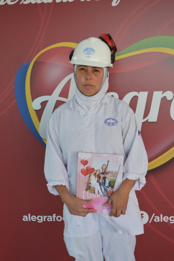 Entrega de fotolivros da promoção "Dia das Mães"