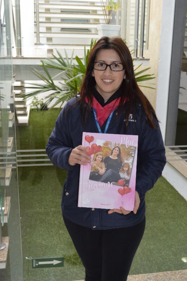 Entrega de fotolivros da promoção "Dia das Mães"